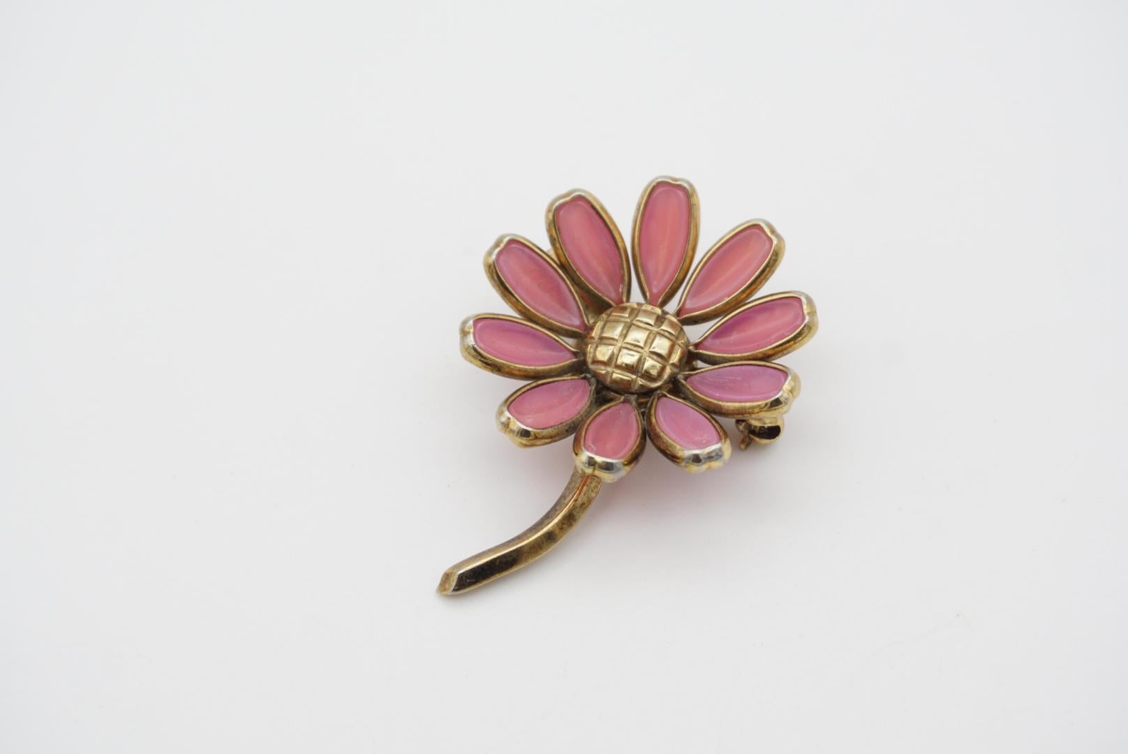 Corona Trifari 1950s Carino fiore rosa pallido margherita vetro smalto oro spilla retrò in vendita 3