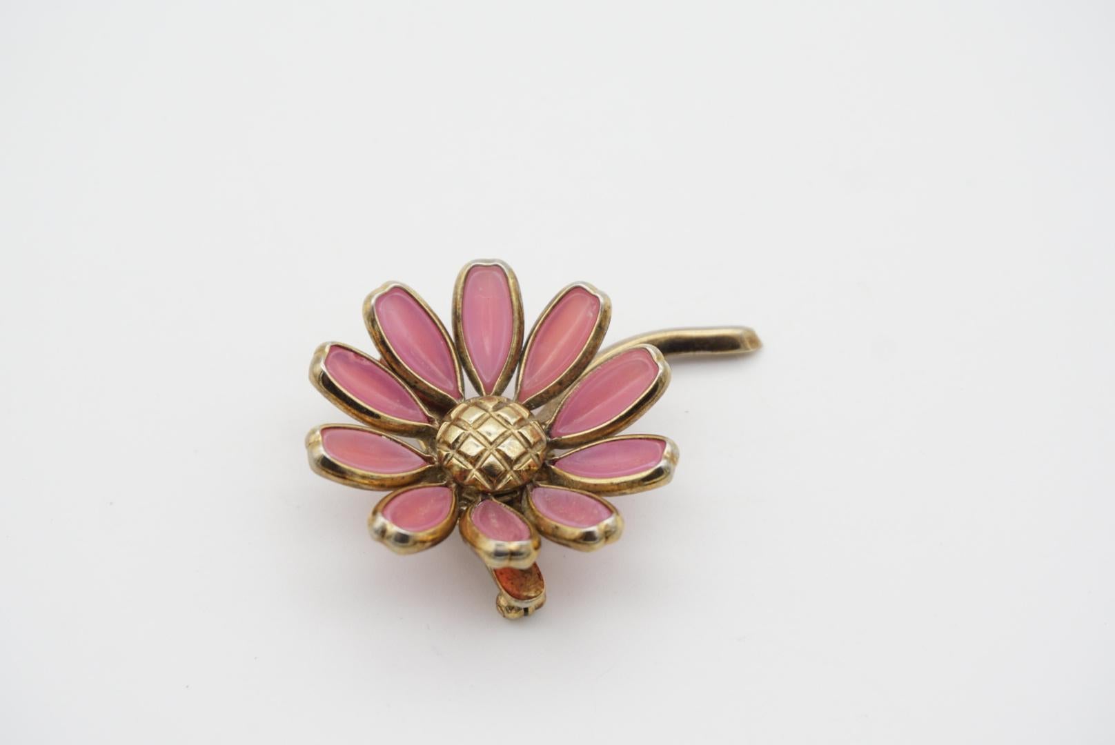 Corona Trifari 1950s Carino fiore rosa pallido margherita vetro smalto oro spilla retrò in vendita 4