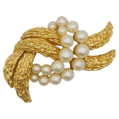 Crown Trifari 1950s Double Leaf Knot Twist White Pearls Intertwined Gold Brooch