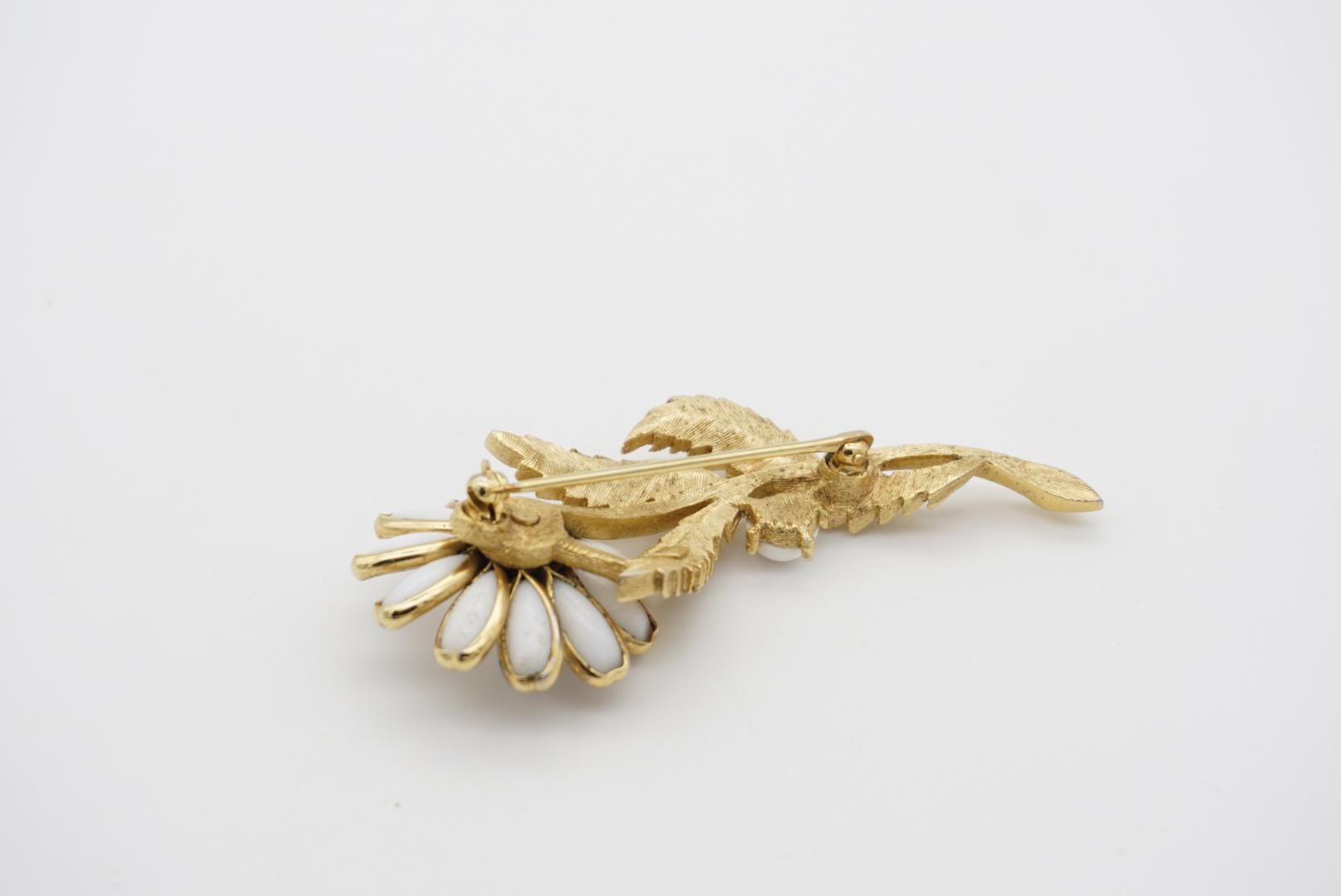 Crown Trifari 1950s Extra Large Vivid White Flower Leaf Exquisite Gold Brooch For Sale 4