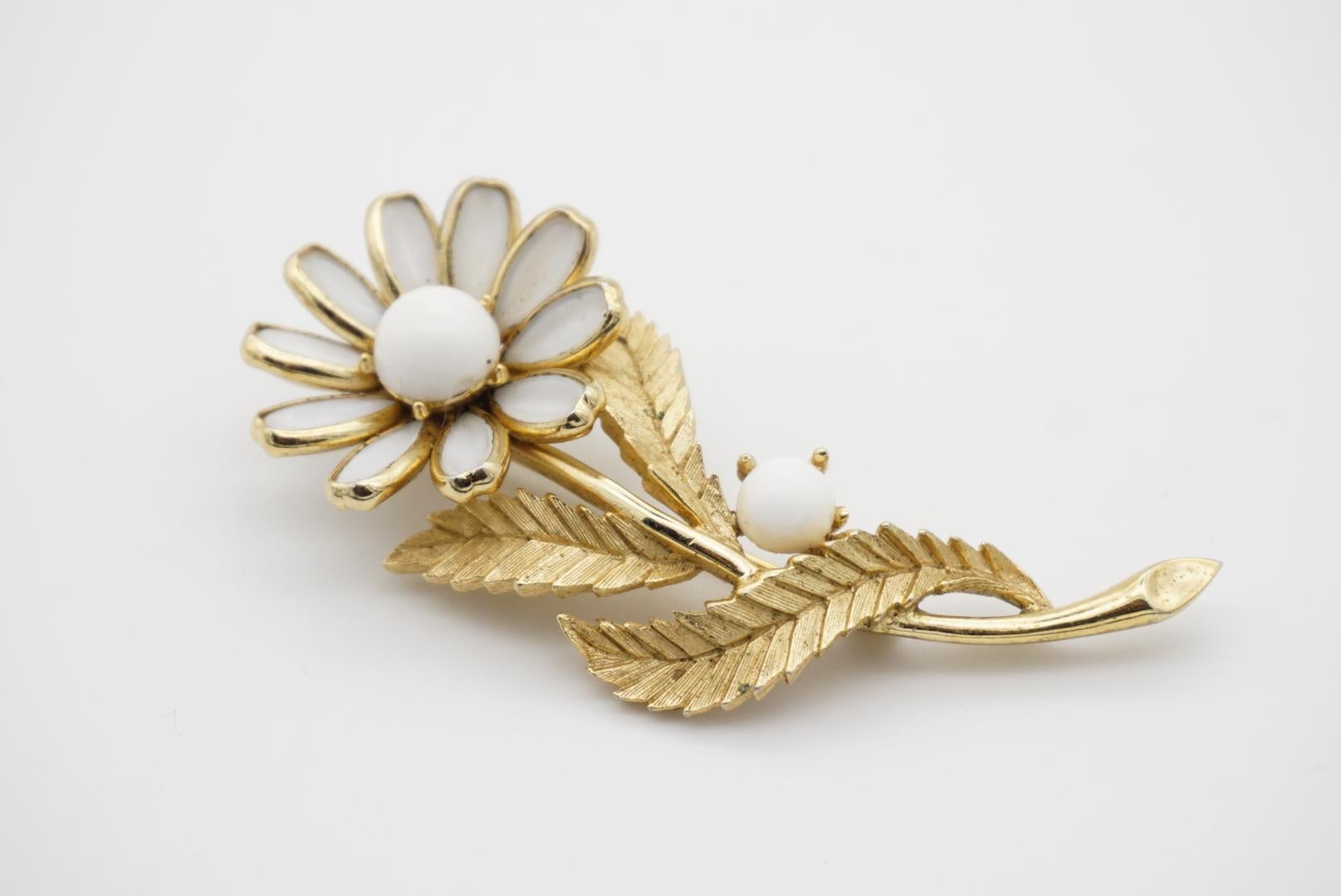 Crown Trifari 1950s Extra Large Vivid White Flower Leaf Exquisite Gold Brooch For Sale 1
