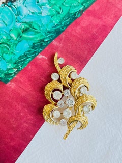 Crown Trifari 1950s Flower Leaf Grape Fruit Pine Tree Whole Crystal Gold Brooch