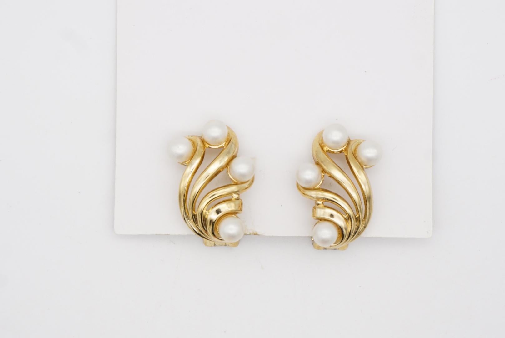 Couronne Trifari 1950s Flower Wing White Pearls Openwork Interlock Clips Earrings en vente 5