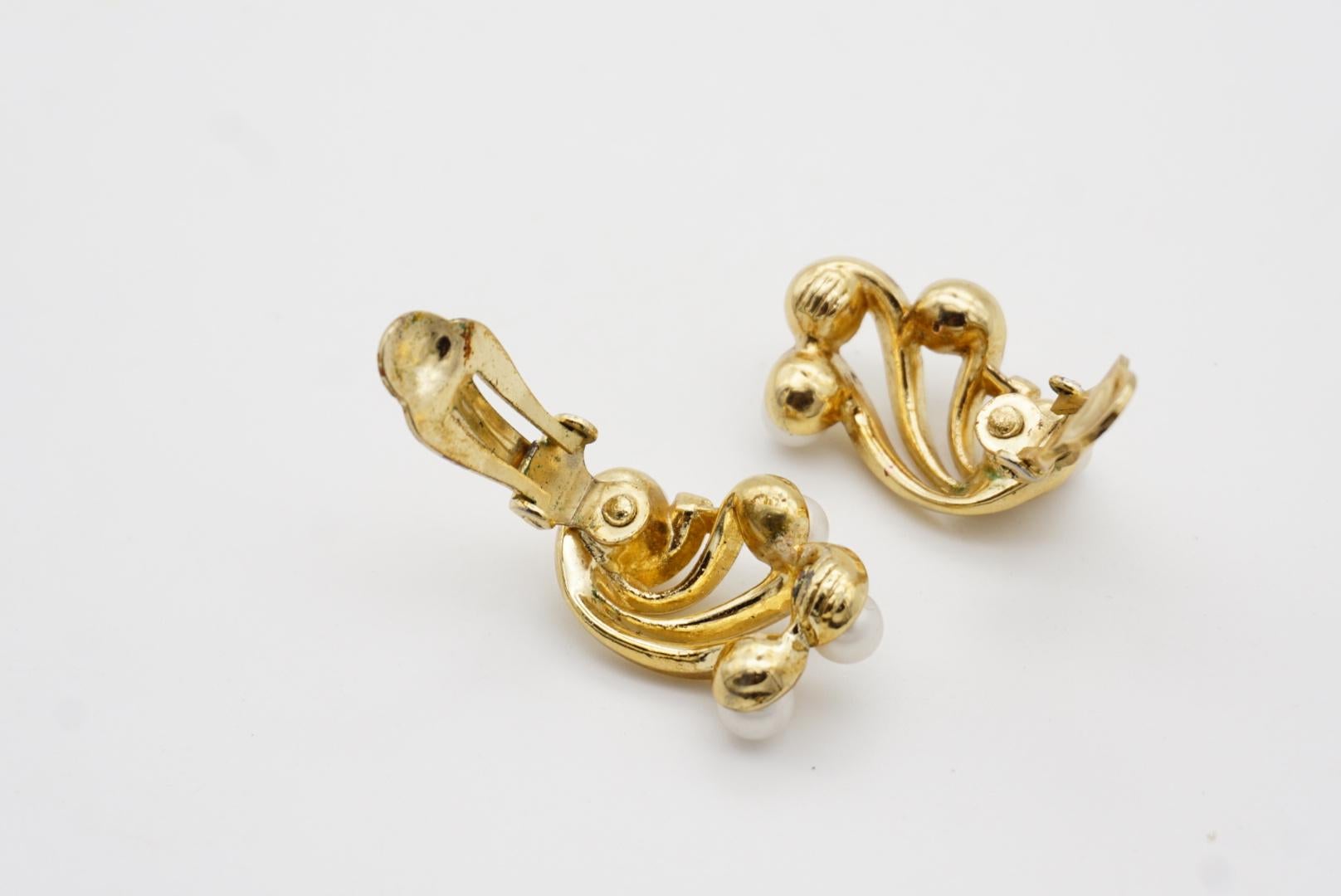 Couronne Trifari 1950s Flower Wing White Pearls Openwork Interlock Clips Earrings en vente 10