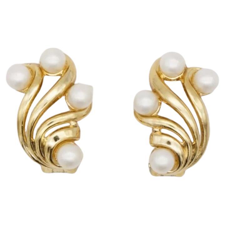 Crown Trifari Vintage 1950s Flower Wing White Pearls Openwork Interlock Elegant Clip Earrings, Gold Tone

Très bon état. Quelques légères pertes de couleur ou rayures au dos, depuis plus de 60 ans. Les faces avant sont parfaites.

Très belles