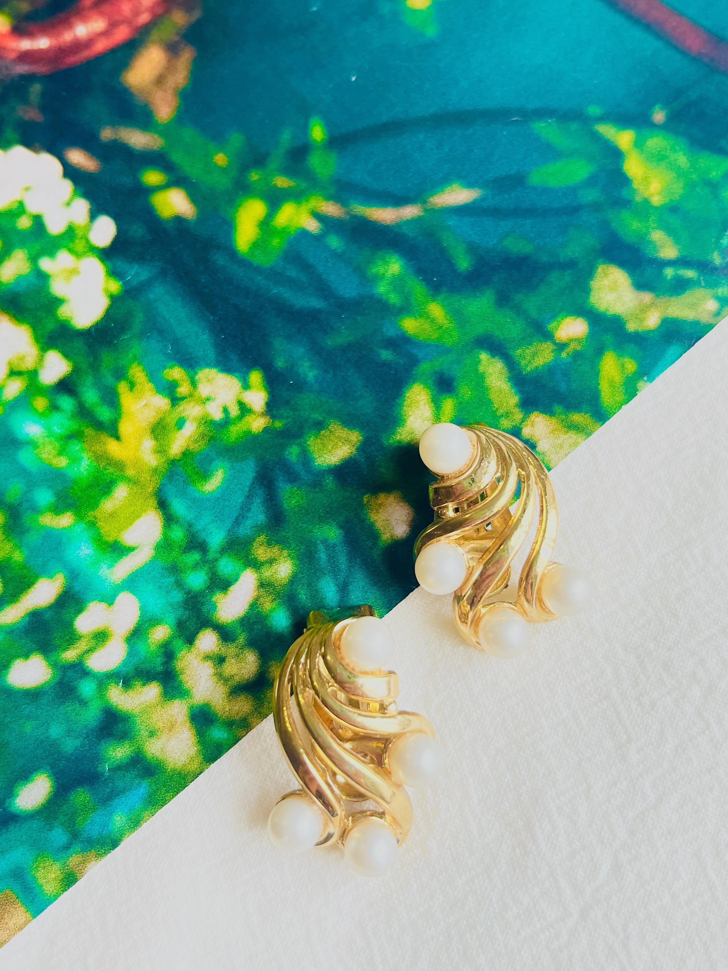 Art déco Couronne Trifari 1950s Flower Wing White Pearls Openwork Interlock Clips Earrings en vente