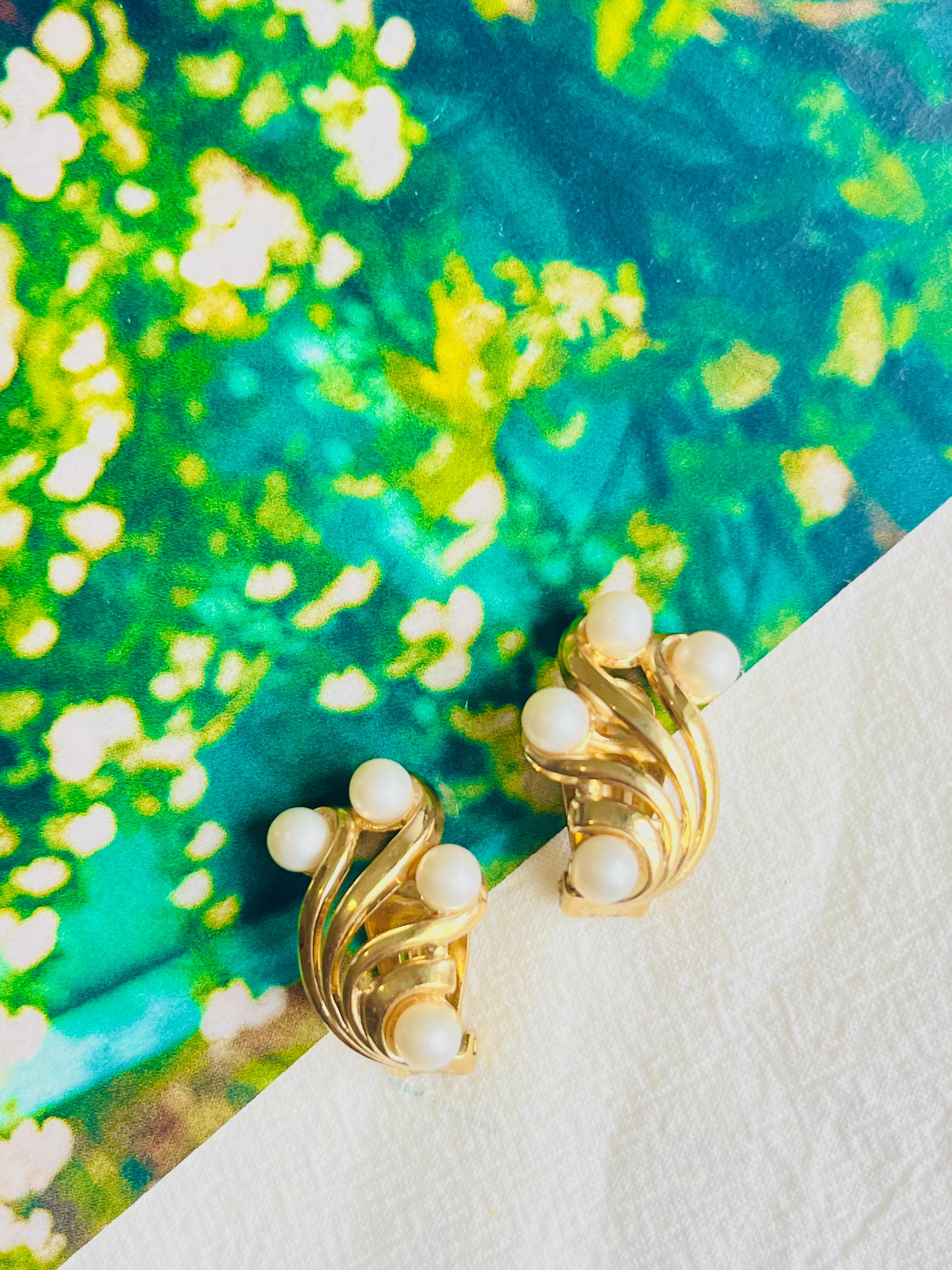 Couronne Trifari 1950s Flower Wing White Pearls Openwork Interlock Clips Earrings Bon état - En vente à Wokingham, England