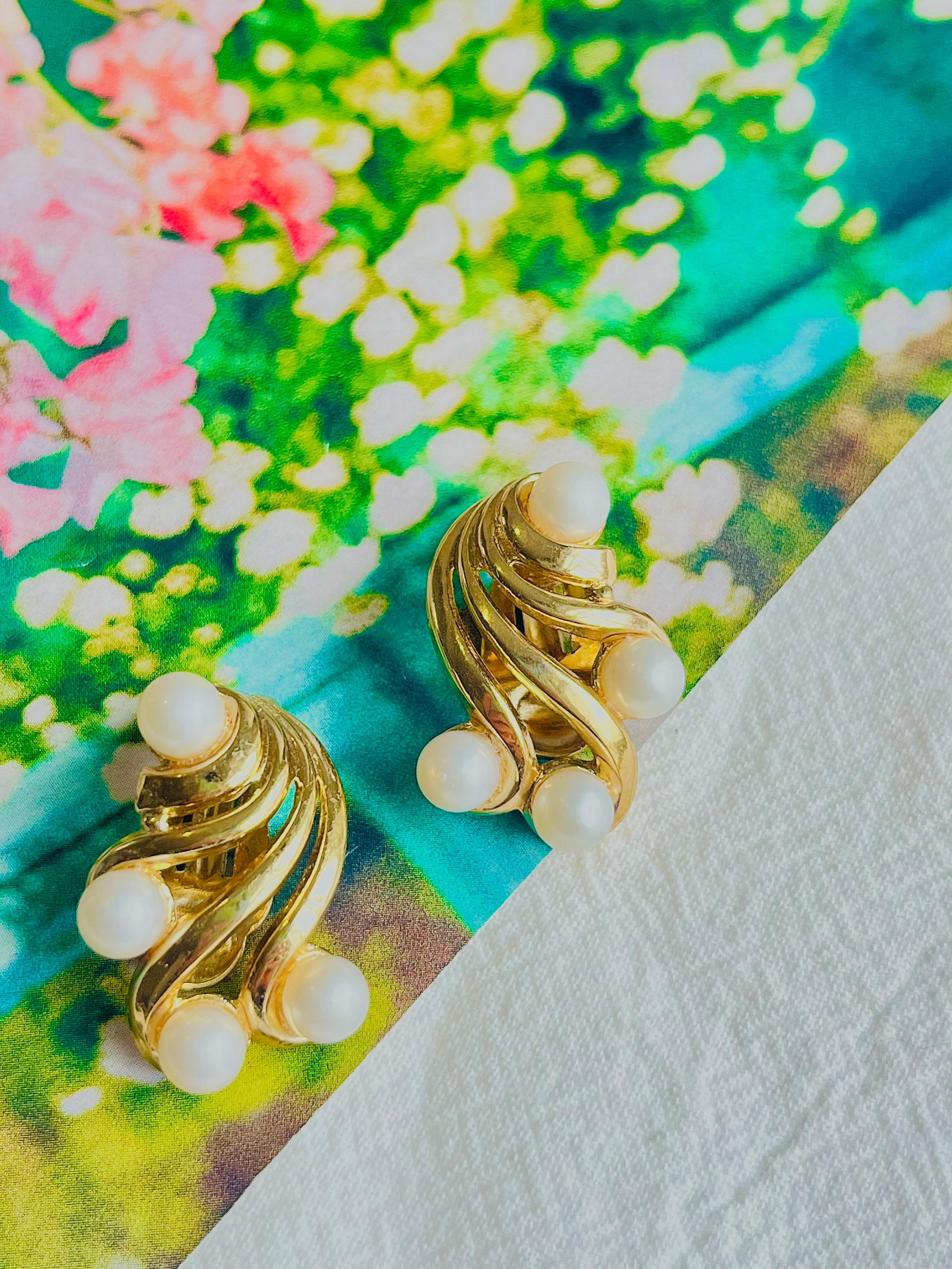 Couronne Trifari 1950s Flower Wing White Pearls Openwork Interlock Clips Earrings Unisexe en vente