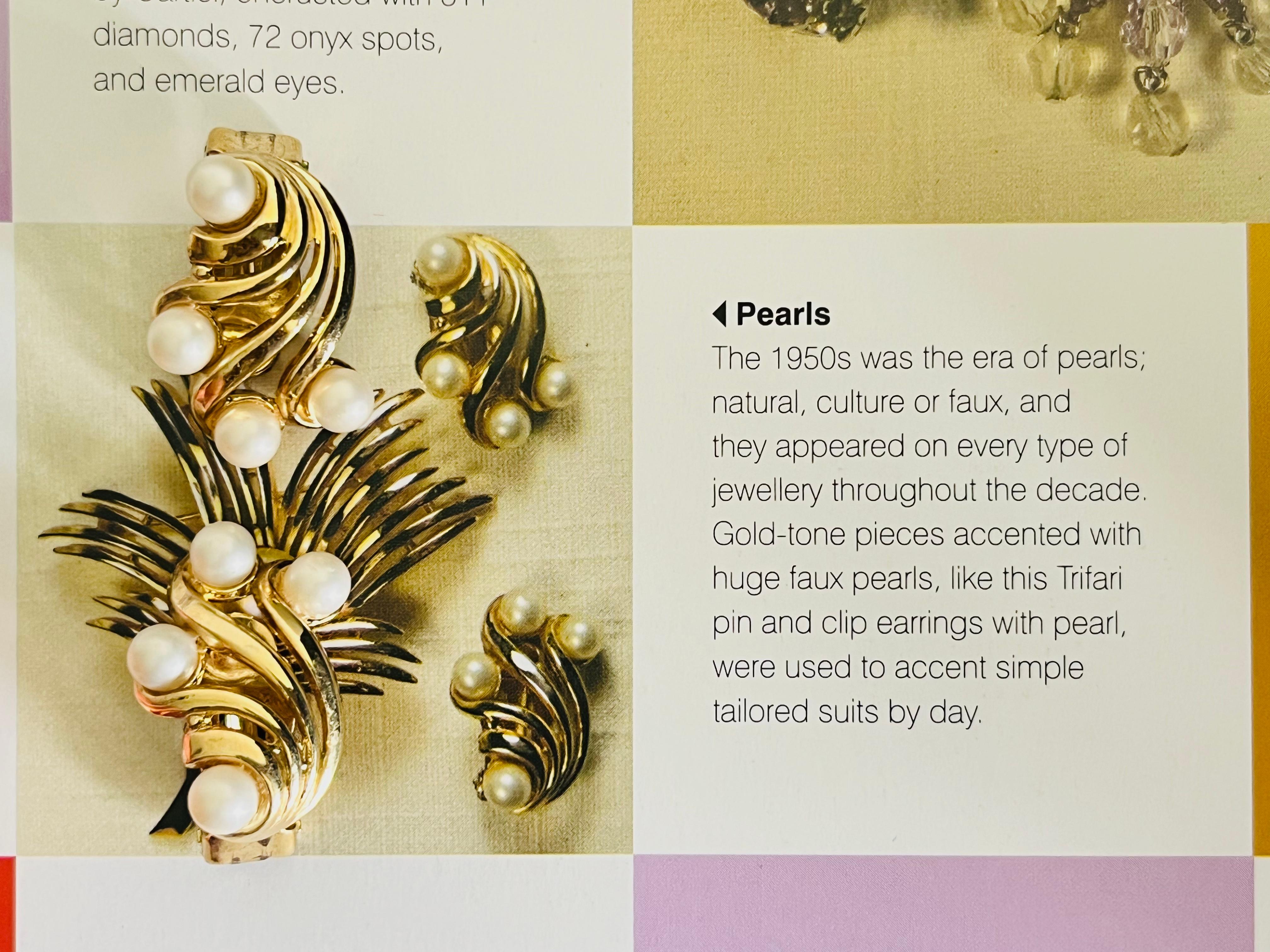 Couronne Trifari 1950s Flower Wing White Pearls Openwork Interlock Clips Earrings en vente 1