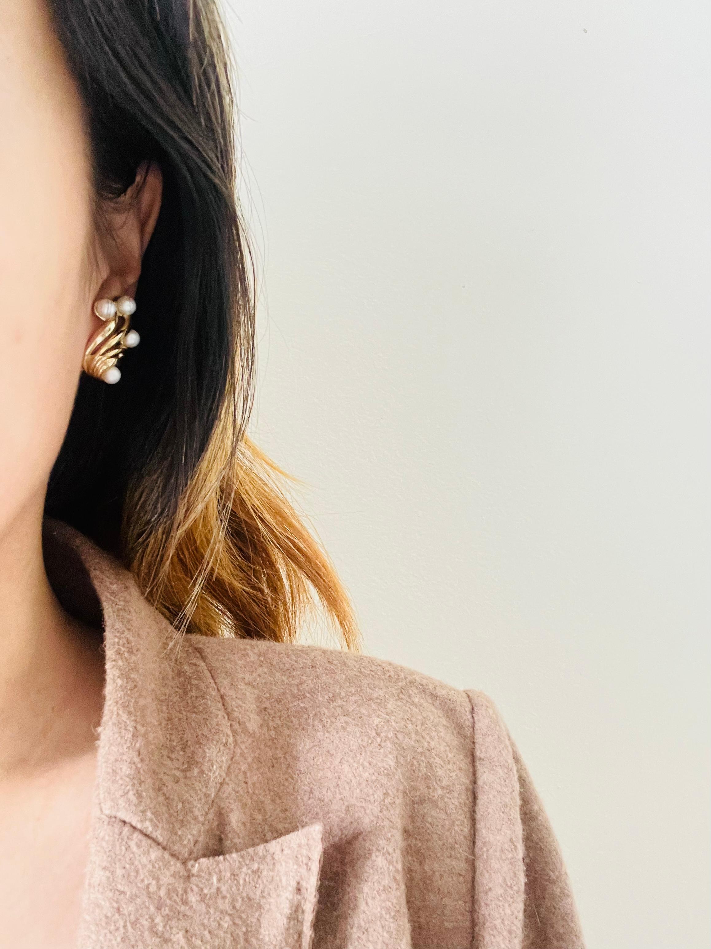 Couronne Trifari 1950s Flower Wing White Pearls Openwork Interlock Clips Earrings en vente 2