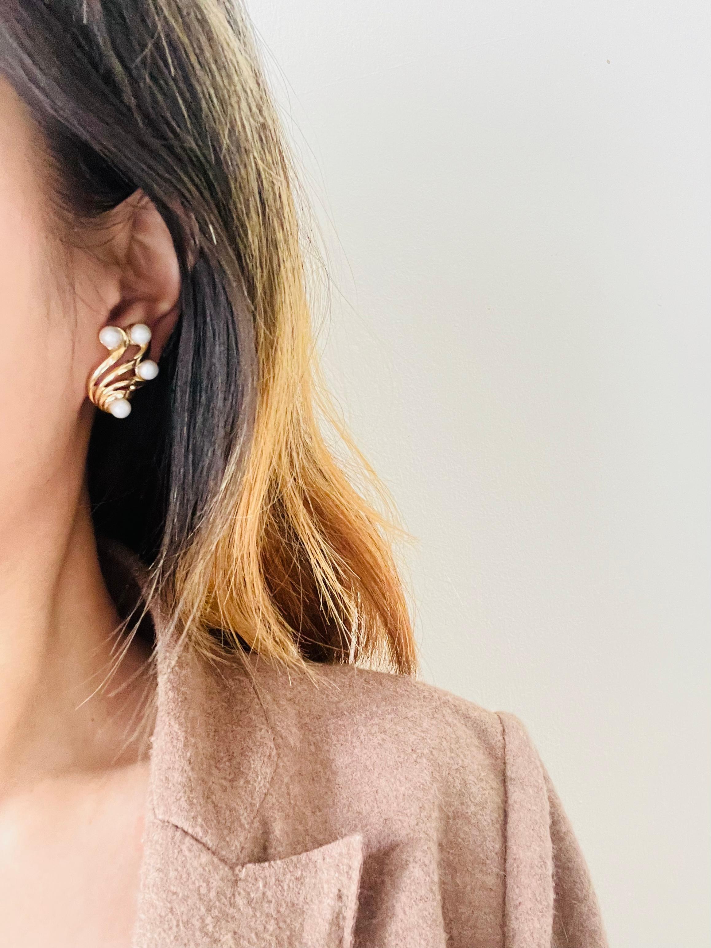 Couronne Trifari 1950s Flower Wing White Pearls Openwork Interlock Clips Earrings en vente 3