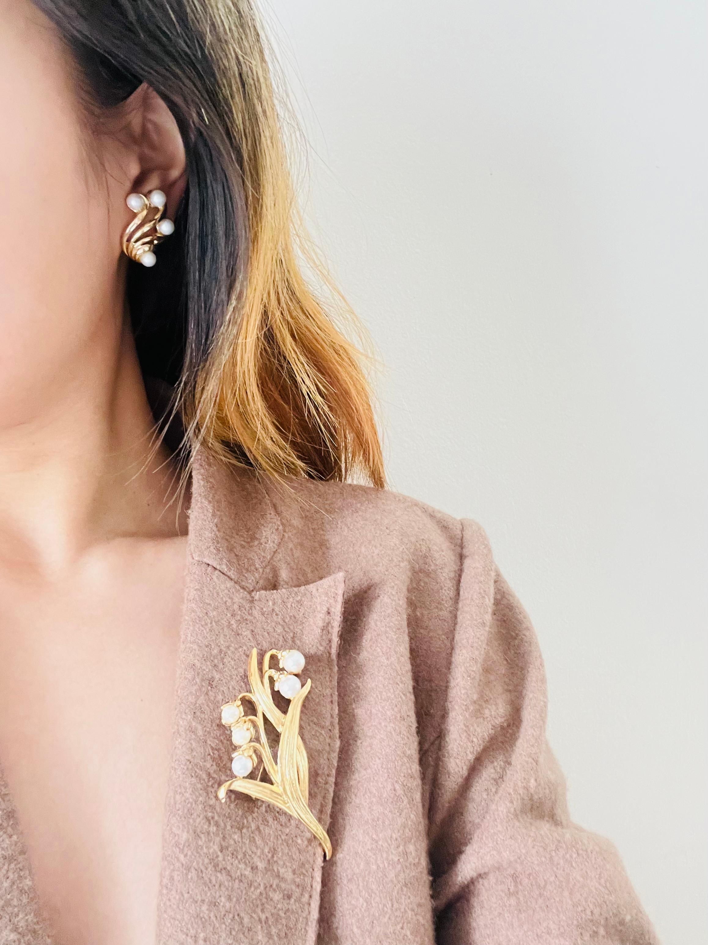 Couronne Trifari 1950s Flower Wing White Pearls Openwork Interlock Clips Earrings en vente 4