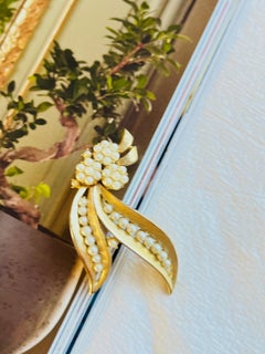 Broche Crown Trifari de los años 50, con un ramo de perlas blancas en oro, diseño calado y hojas alargadas
