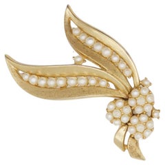 Broche Crown Trifari de los años 50, con un ramo de perlas blancas en oro, diseño calado y hojas alargadas