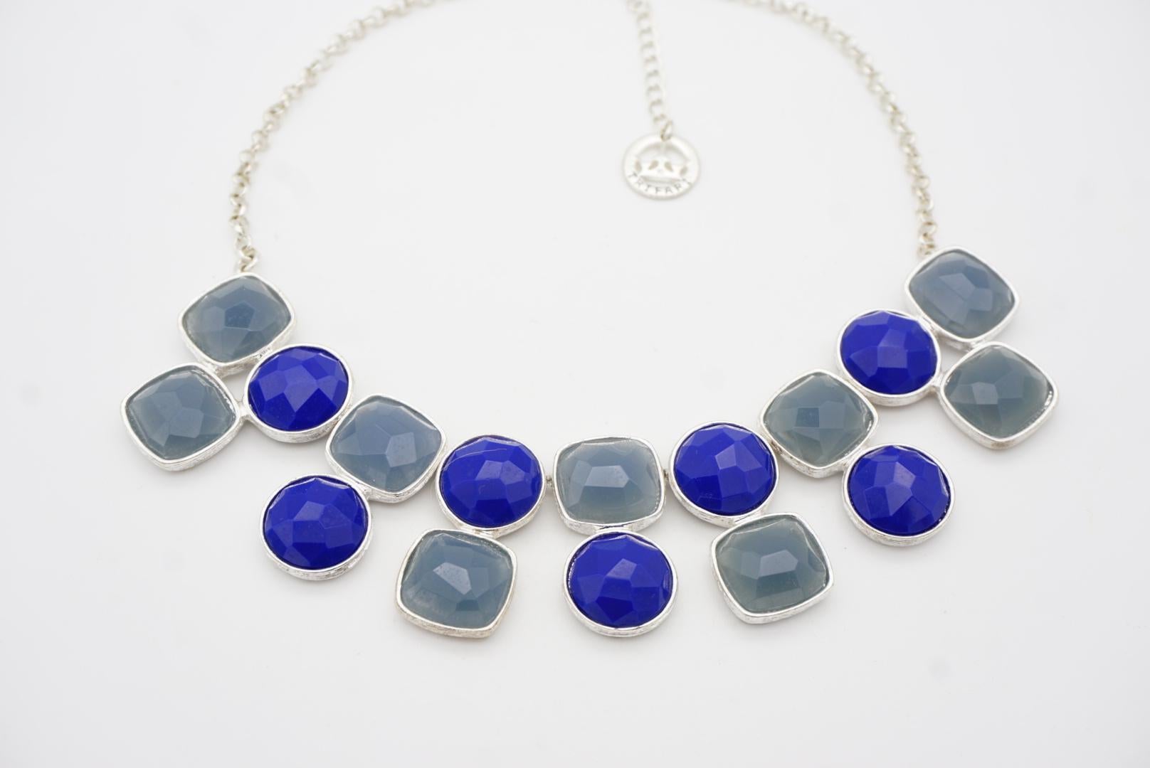 Collier à bavette ronde et carrée Crown Trifari 1950s Gripoix Milky Navy Grey Round Round Square Bib Pendant Necklace en vente 5