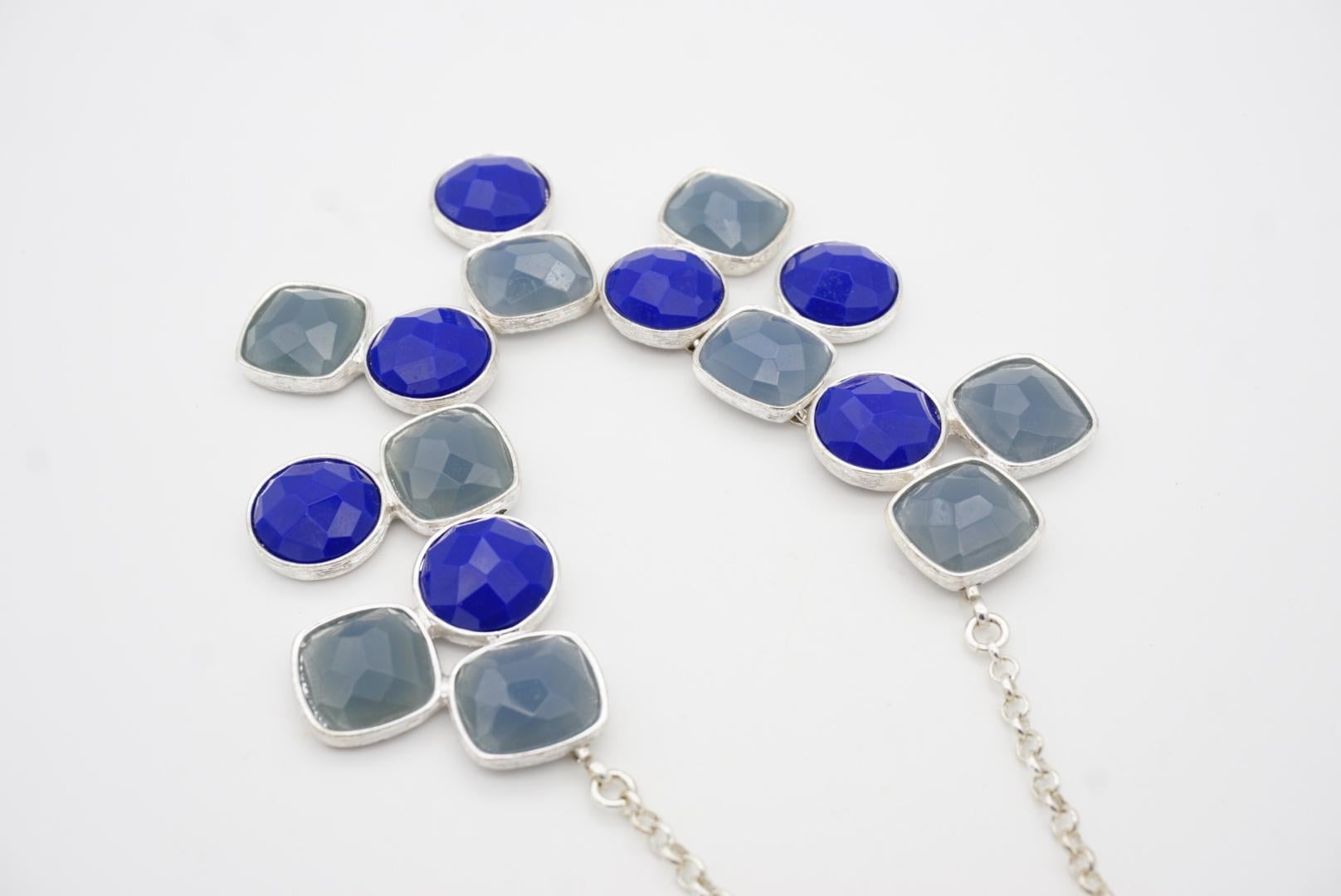 Collier à bavette ronde et carrée Crown Trifari 1950s Gripoix Milky Navy Grey Round Round Square Bib Pendant Necklace en vente 6