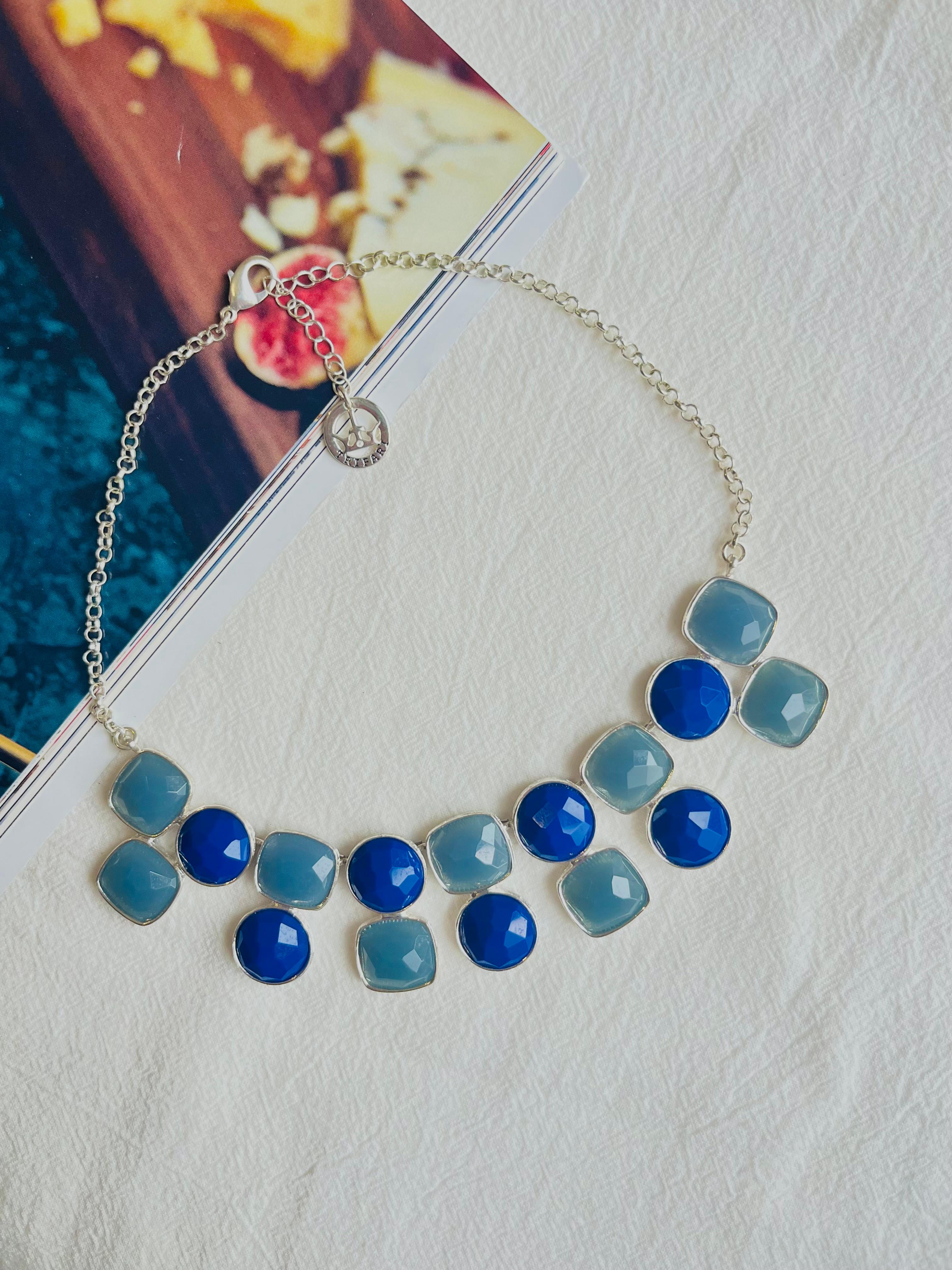 Art déco Collier à bavette ronde et carrée Crown Trifari 1950s Gripoix Milky Navy Grey Round Round Square Bib Pendant Necklace en vente
