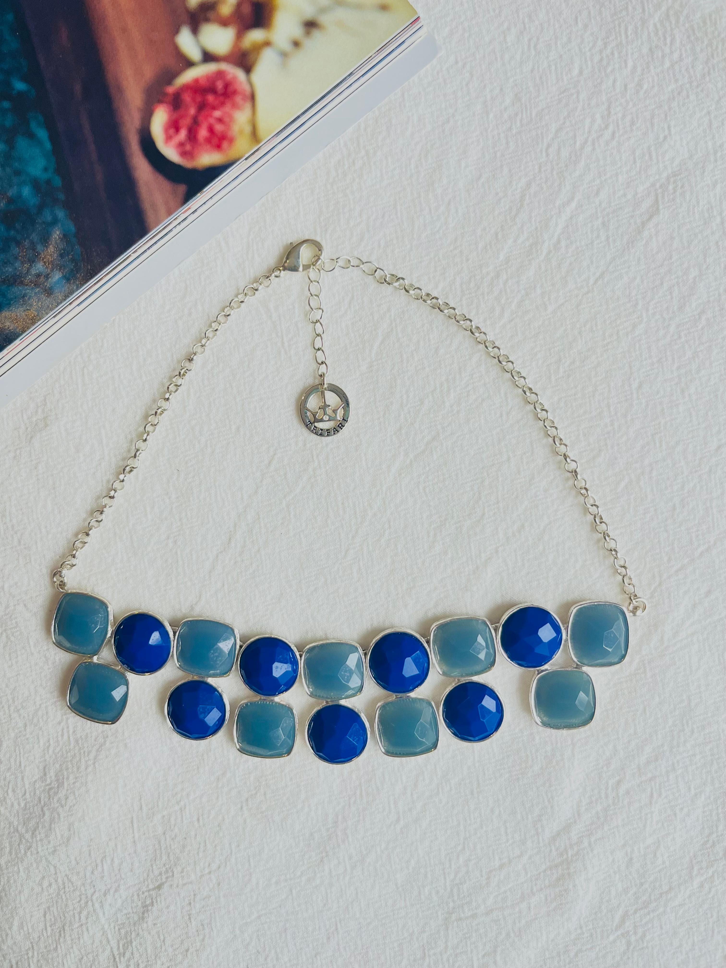 Collier à bavette ronde et carrée Crown Trifari 1950s Gripoix Milky Navy Grey Round Round Square Bib Pendant Necklace Unisexe en vente