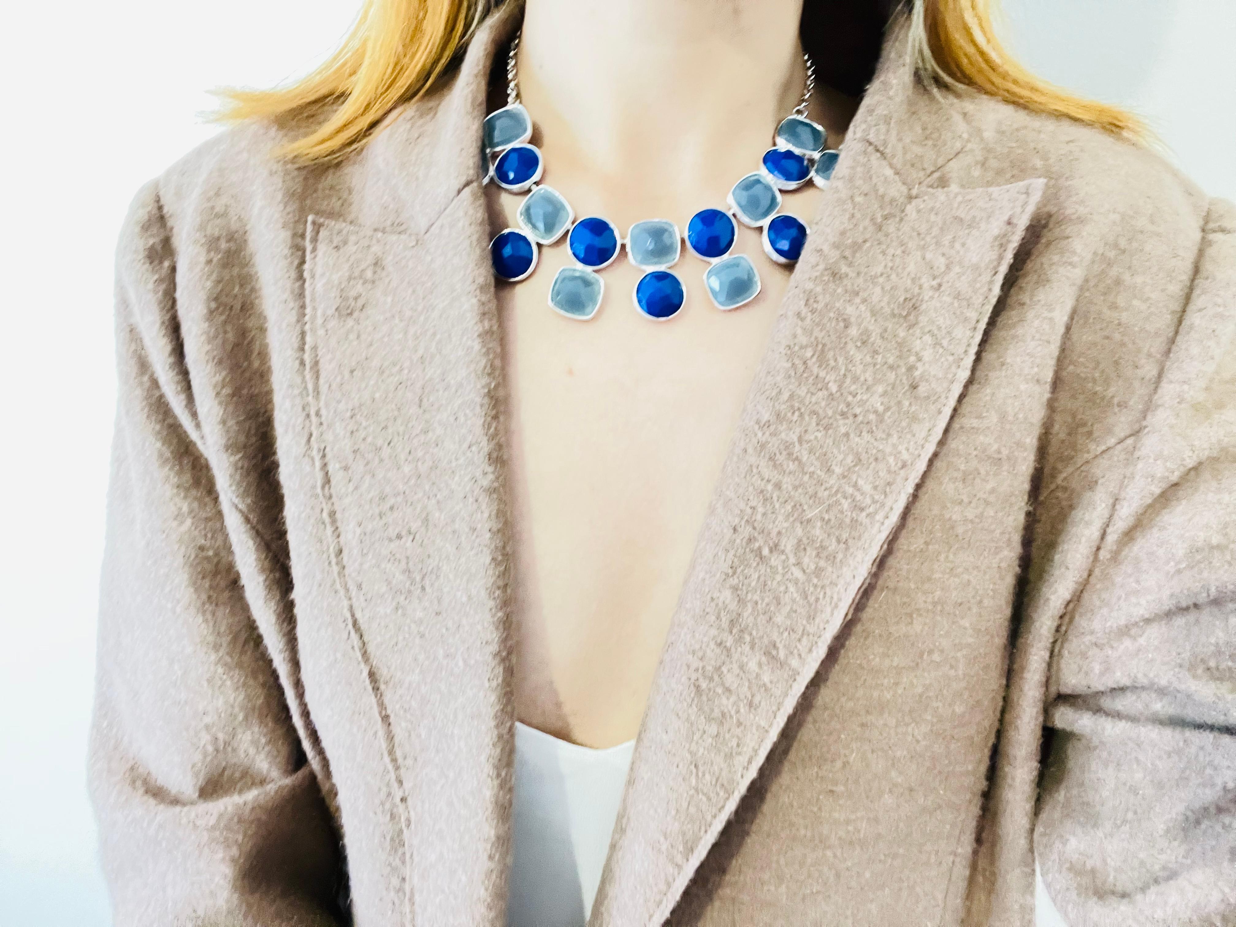 Collier à bavette ronde et carrée Crown Trifari 1950s Gripoix Milky Navy Grey Round Round Square Bib Pendant Necklace en vente 1