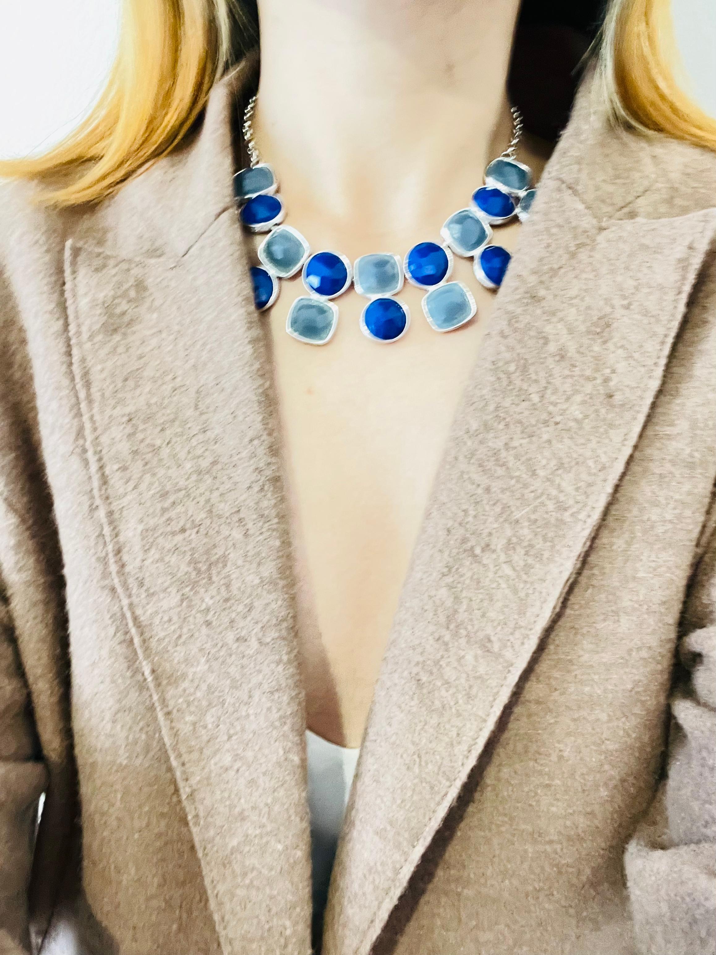 Collier à bavette ronde et carrée Crown Trifari 1950s Gripoix Milky Navy Grey Round Round Square Bib Pendant Necklace en vente 2
