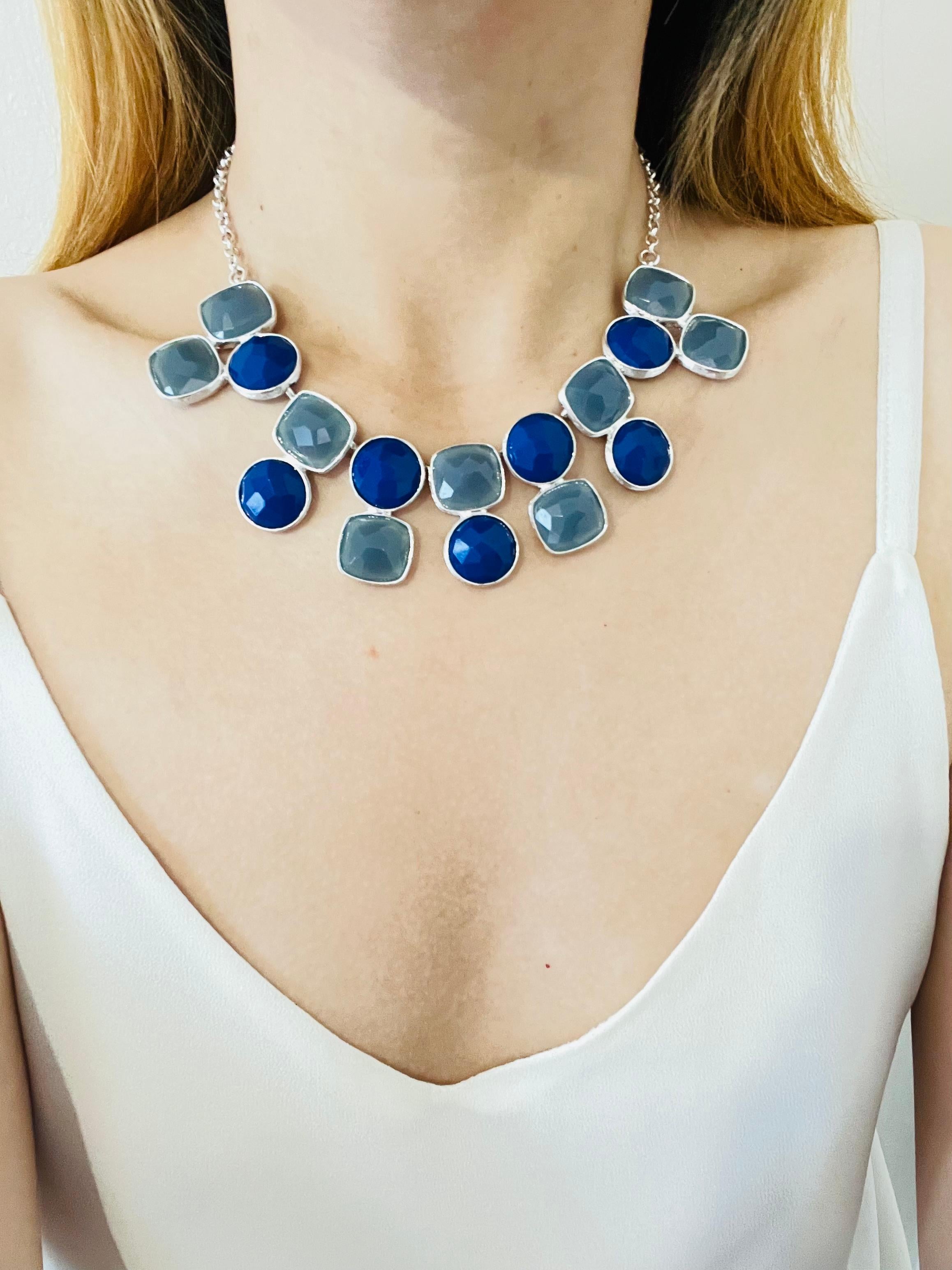 Collier à bavette ronde et carrée Crown Trifari 1950s Gripoix Milky Navy Grey Round Round Square Bib Pendant Necklace en vente 3
