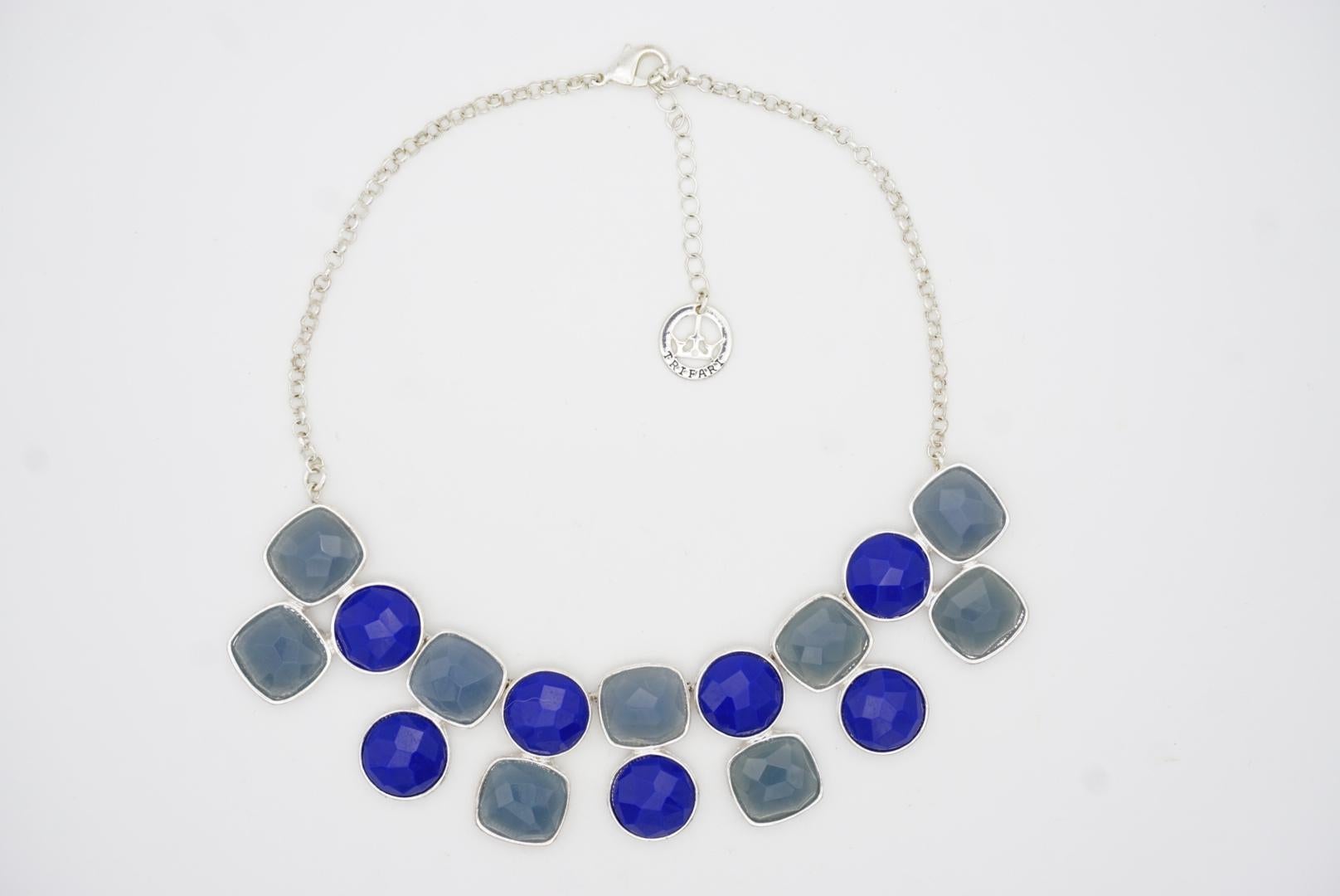Collier à bavette ronde et carrée Crown Trifari 1950s Gripoix Milky Navy Grey Round Round Square Bib Pendant Necklace en vente 4