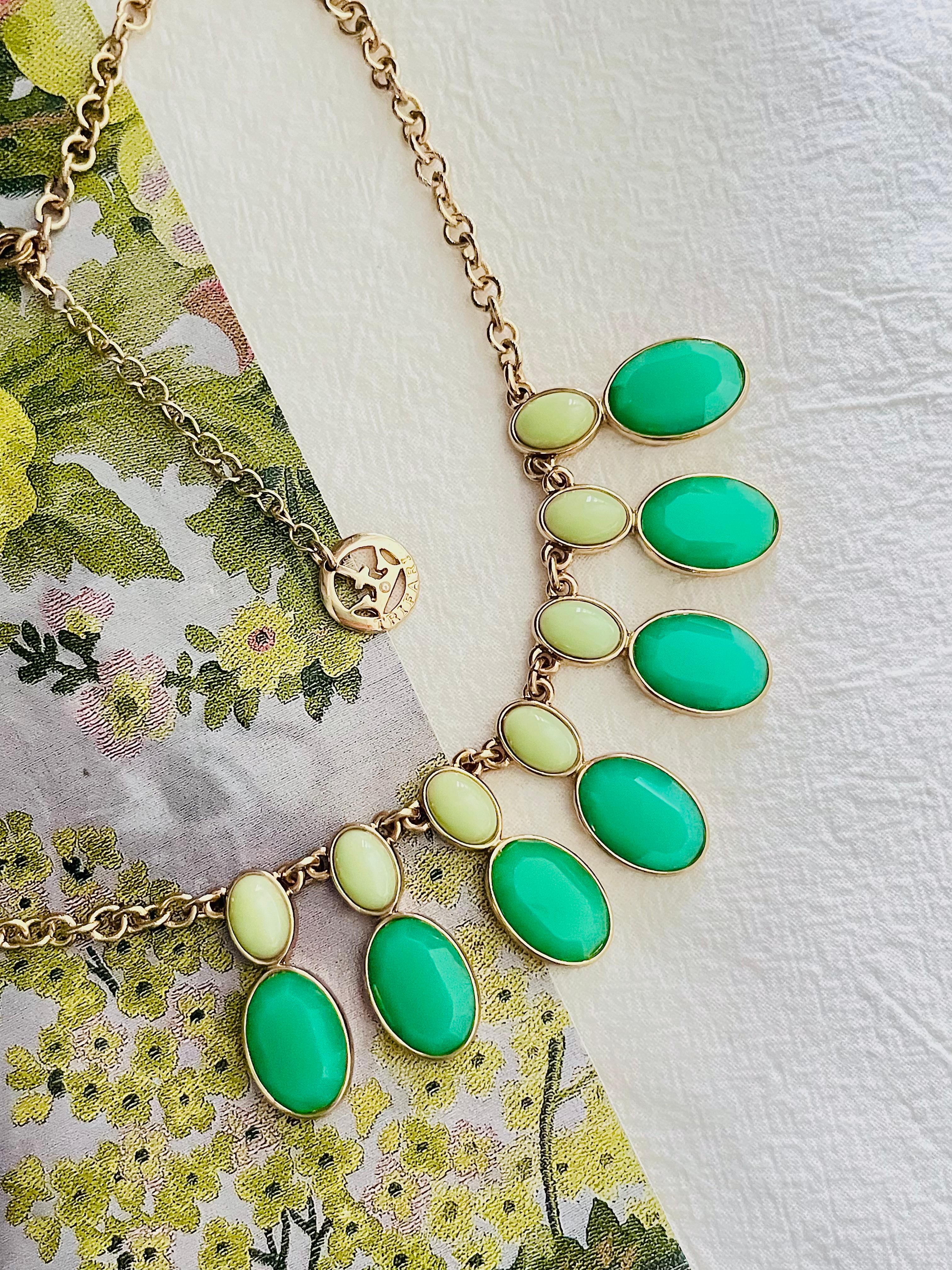 Crown Trifari 1950s Gripoix Oval Light Green Emerald Pendant Bib Chunky Necklace, Gold Tone

Very good condition. 100% Genuine.

A very beautiful necklace, signed at the back.

Size: 44 cm, extend chain: 6 cm. Pendants: 12*3.0 cm.

Weight: 40