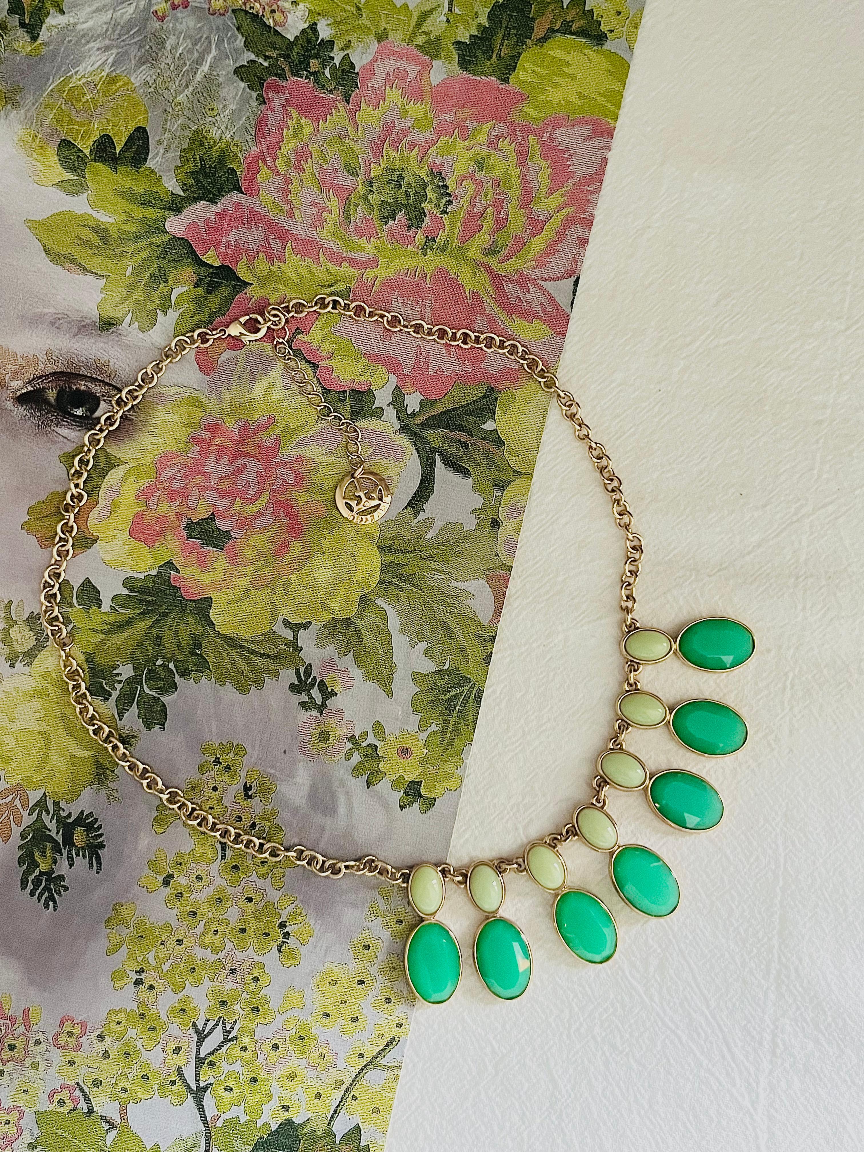 Crown Trifari 1950s Gripoix Oval Light Green Emerald Pendant Chunky Necklace In Excellent Condition In Wokingham, England