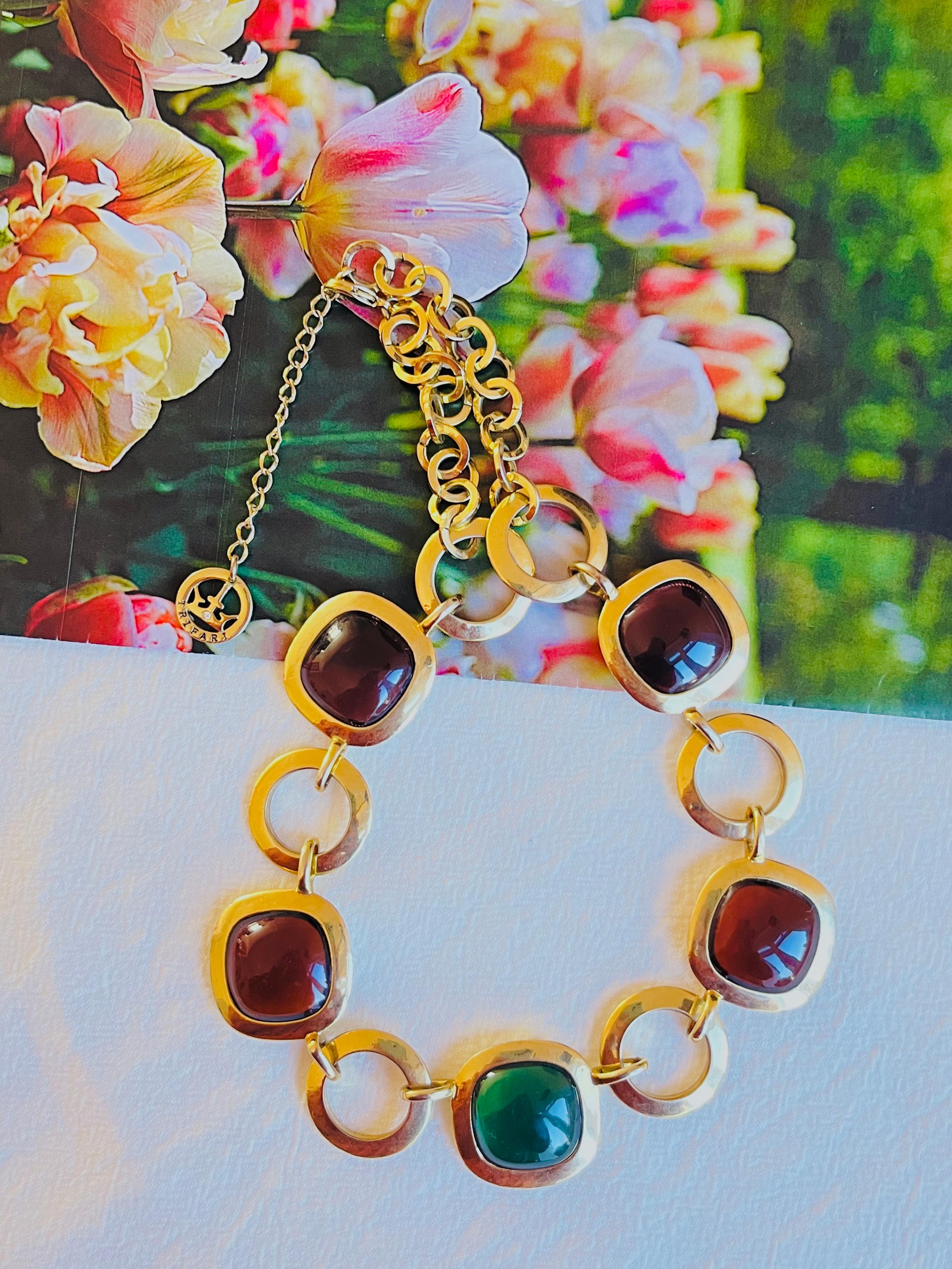Crown Trifari 1950s Gripoix Purple Amber Green Round Interlock Pendant Necklace In Excellent Condition For Sale In Wokingham, England