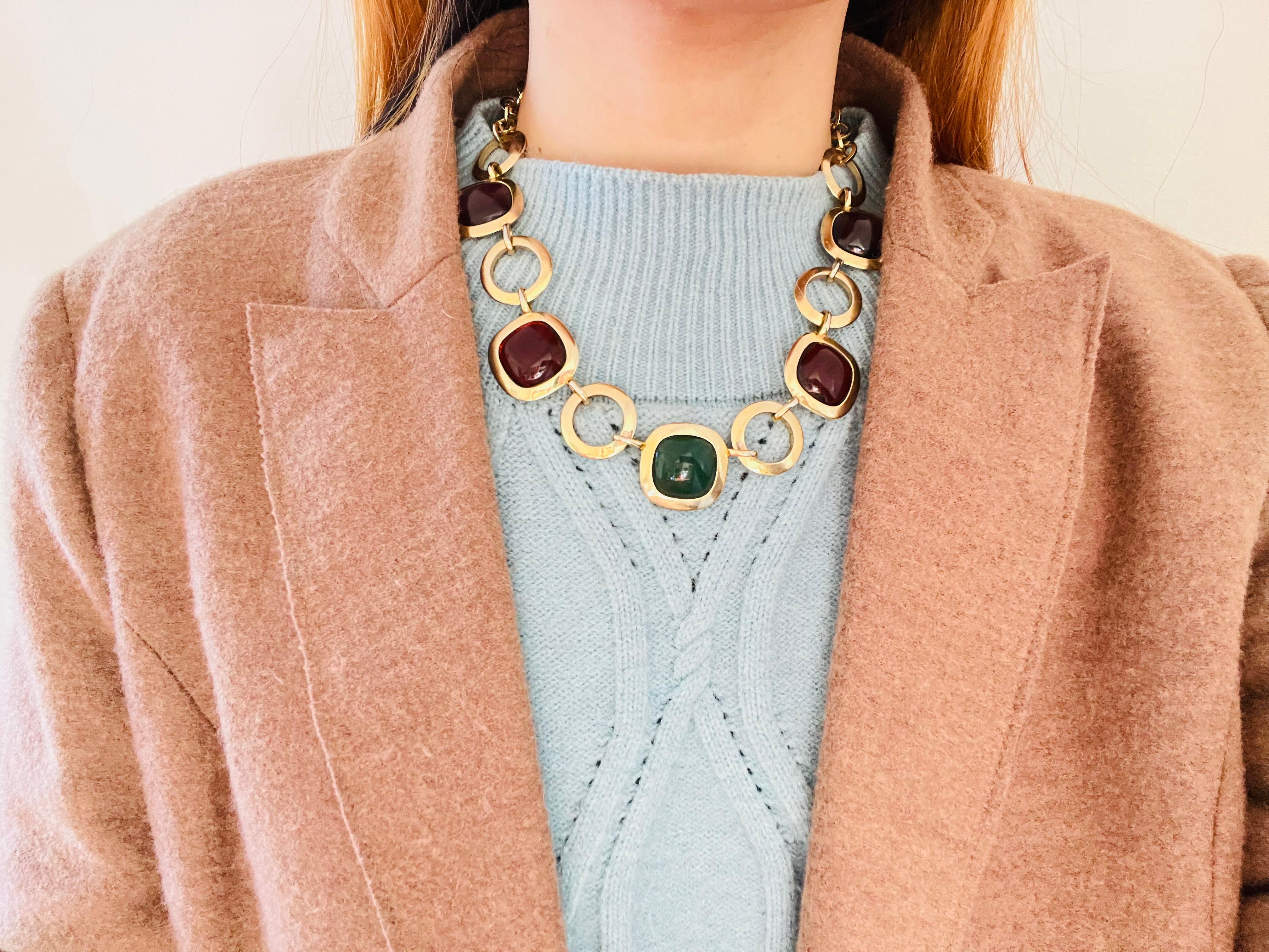 Crown Trifari 1950s Gripoix Purple Amber Green Round Interlock Pendant Necklace For Sale 1