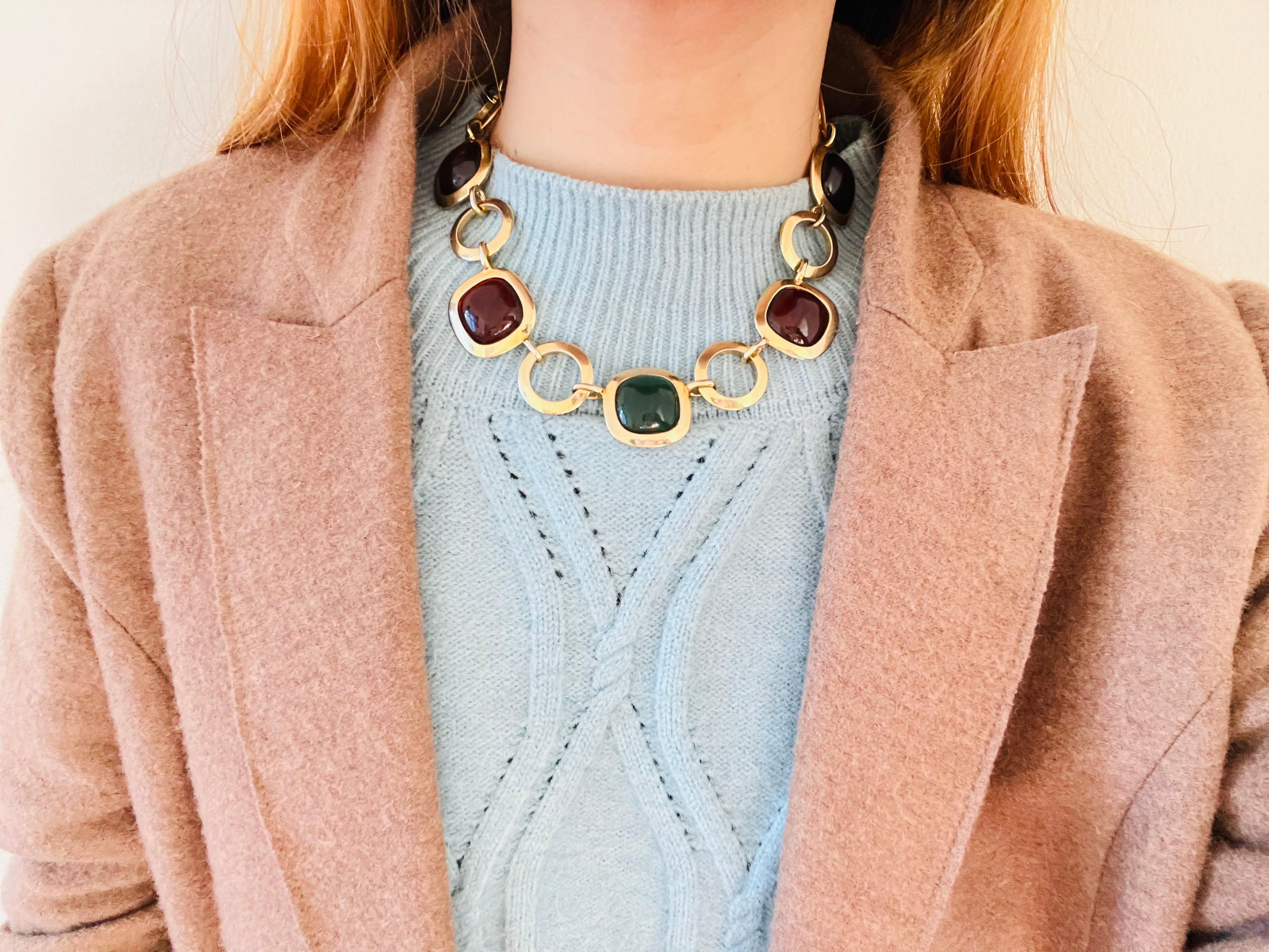 Crown Trifari 1950s Gripoix Purple Amber Green Round Interlock Pendant Necklace For Sale 3