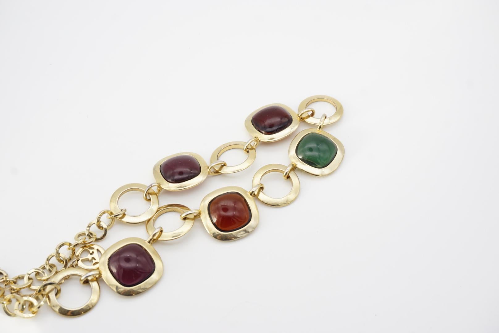 Crown Trifari 1950s Gripoix Purple Amber Green Round Interlock Pendant Necklace For Sale 4