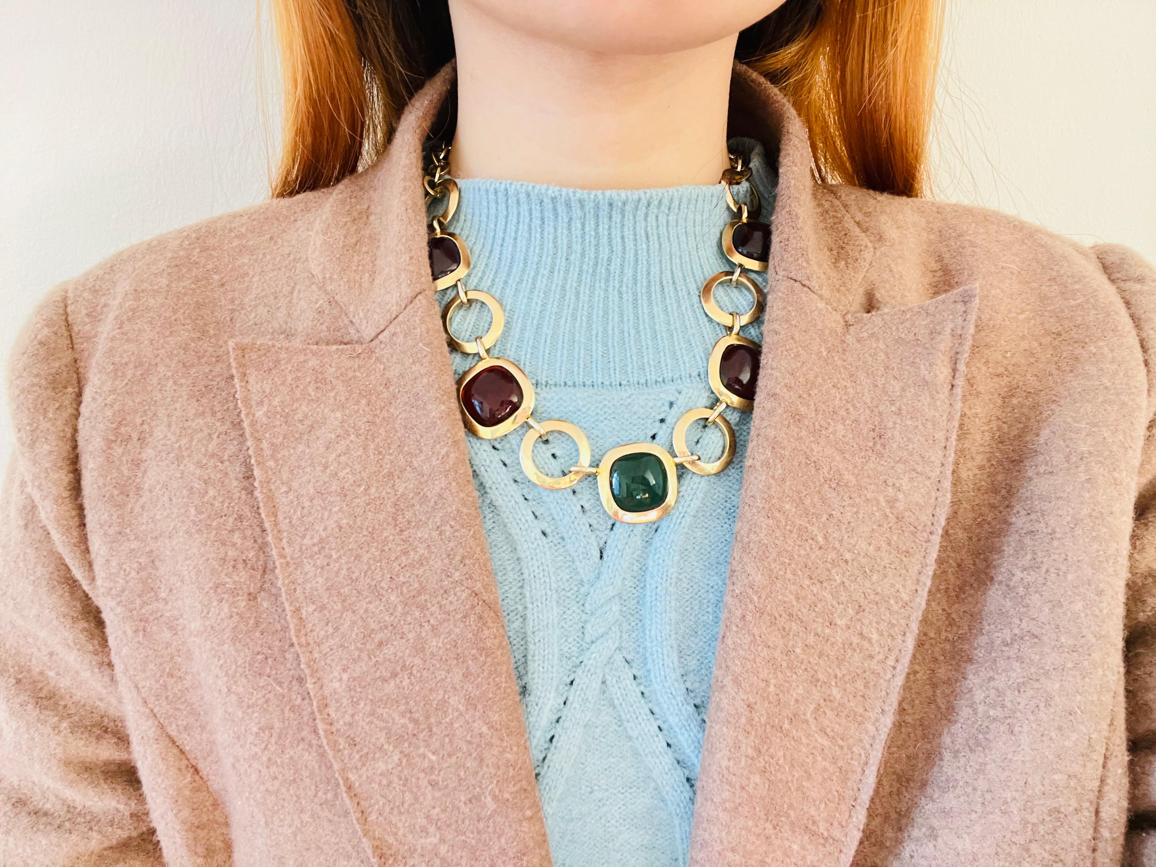 Crown Trifari 1950s Gripoix Purple Amber Green Round Interlock Pendant Necklace For Sale 4