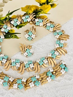 Ensemble « Crown Trifari » des années 1950 : pièce emblématique et rare, turquoise et blanc, sur le thème du « Ne m’oubliez pas »