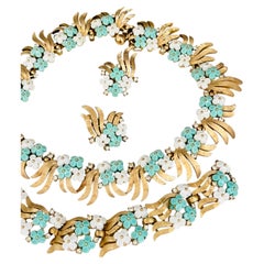 Ensemble « Crown Trifari » des années 1950 : pièce emblématique et rare, turquoise et blanc, sur le thème du « Ne m’oubliez pas »