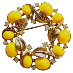 Broche Crown Trifari de los años 50: icónico y poco común, con un cabujón amarillo, una corona de flores y hojas en forma de círculo