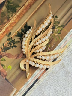 Crown Trifari 1950s Large Gold Pearls Wavy Leaf Crystals Feather Chunky Brooch