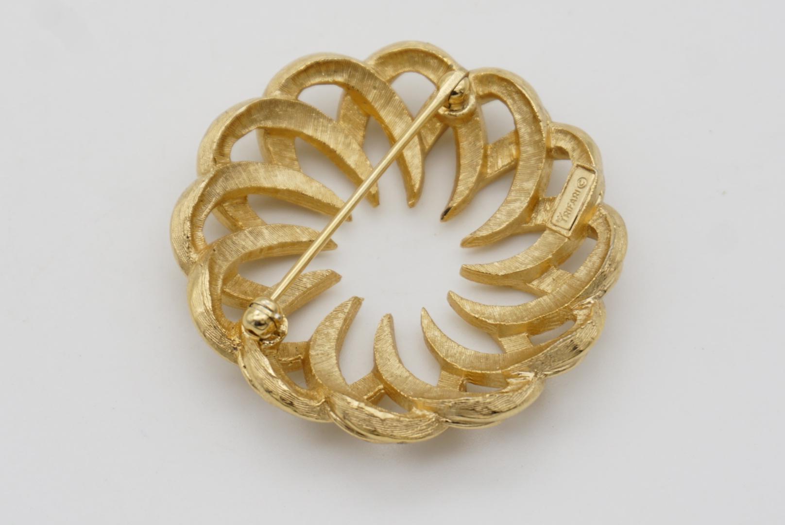 Crown Trifari 1950s Large Kaleidoscope Wreath Openwork Circle Swirl Gold Brooch 5