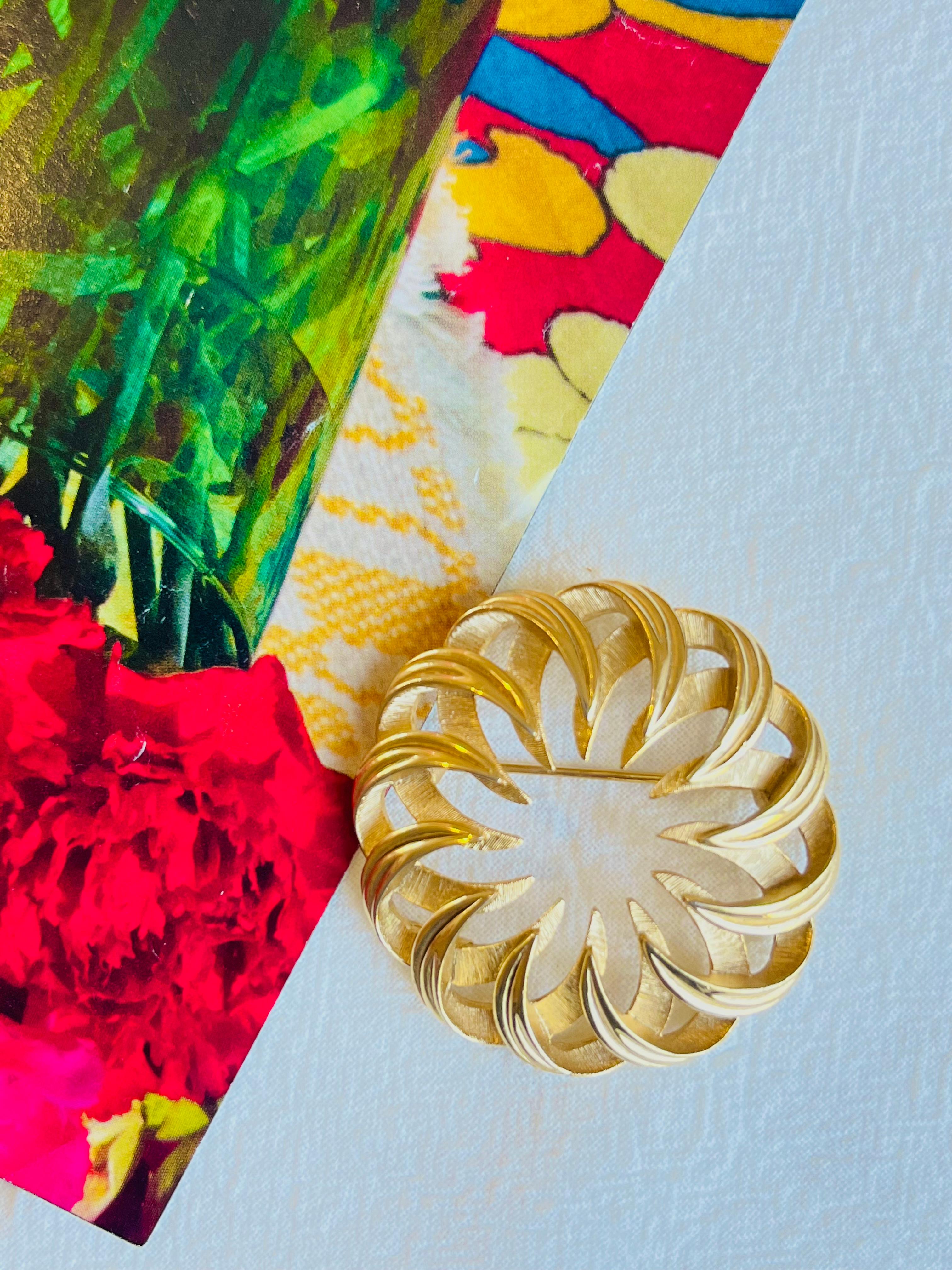 Crown Trifari 1950s Large Kaleidoscope Wreath Openwork Circle Swirl Gold Brooch In Excellent Condition In Wokingham, England