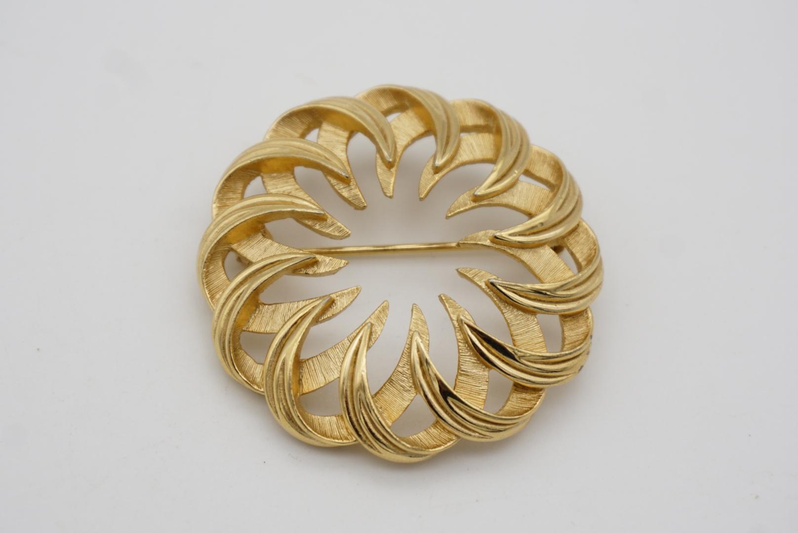 Crown Trifari 1950s Large Kaleidoscope Wreath Openwork Circle Swirl Gold Brooch 2