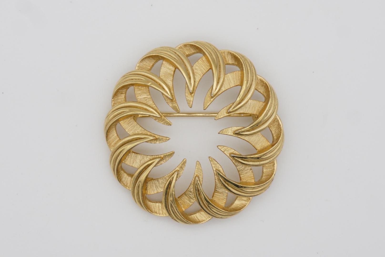 Crown Trifari 1950s Large Kaleidoscope Wreath Openwork Circle Swirl Gold Brooch 3