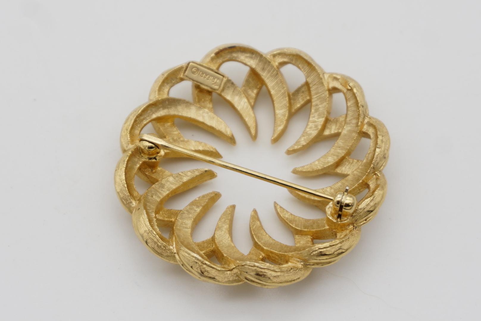 Crown Trifari 1950s Large Kaleidoscope Wreath Openwork Circle Swirl Gold Brooch 4