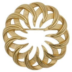 Crown Trifari 1950s Large Kaleidoscope Wreath Openwork Circle Swirl Gold Brooch