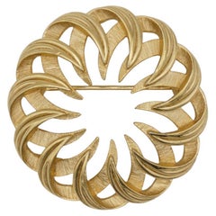 Crown Trifari 1950s Large Kaleidoscope Wreath Openwork Circle Swirl Gold Brooch