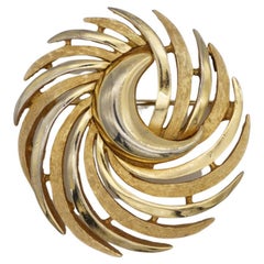 Crown Trifari 1950s Large Moon Round Circle Swirl Twist Glow Matte Gold Brooch