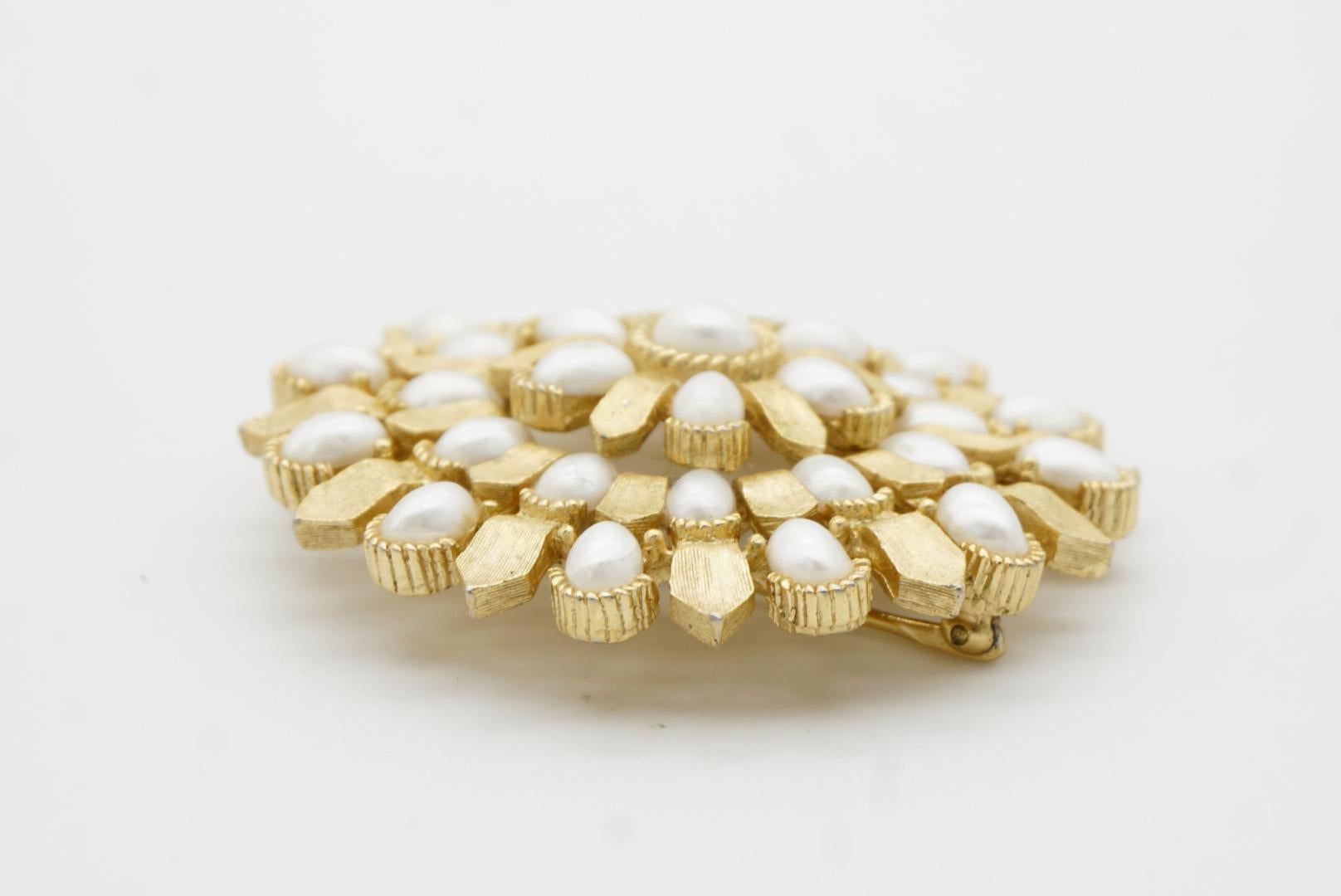 Crown Trifari 1950s Large Round Wreath Flower Whole Oval Pearls Openwork Brooch im Angebot 5