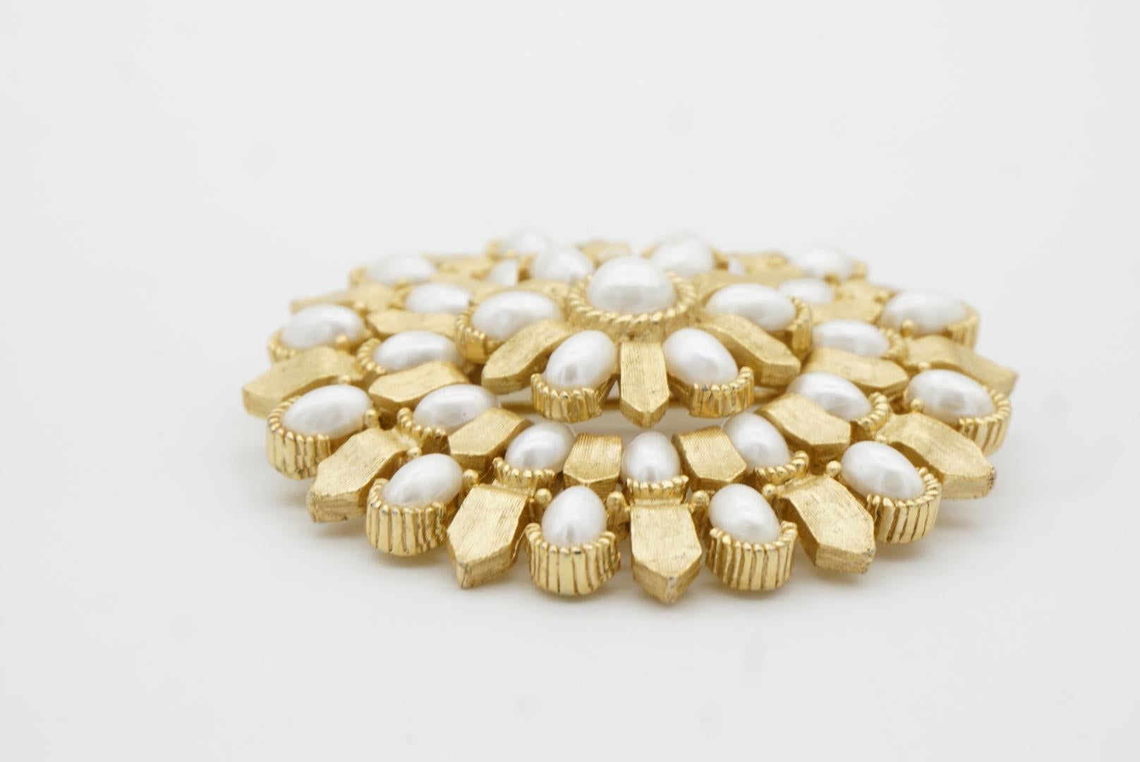 Crown Trifari 1950s Large Round Wreath Flower Whole Oval Pearls Openwork Brooch im Angebot 6