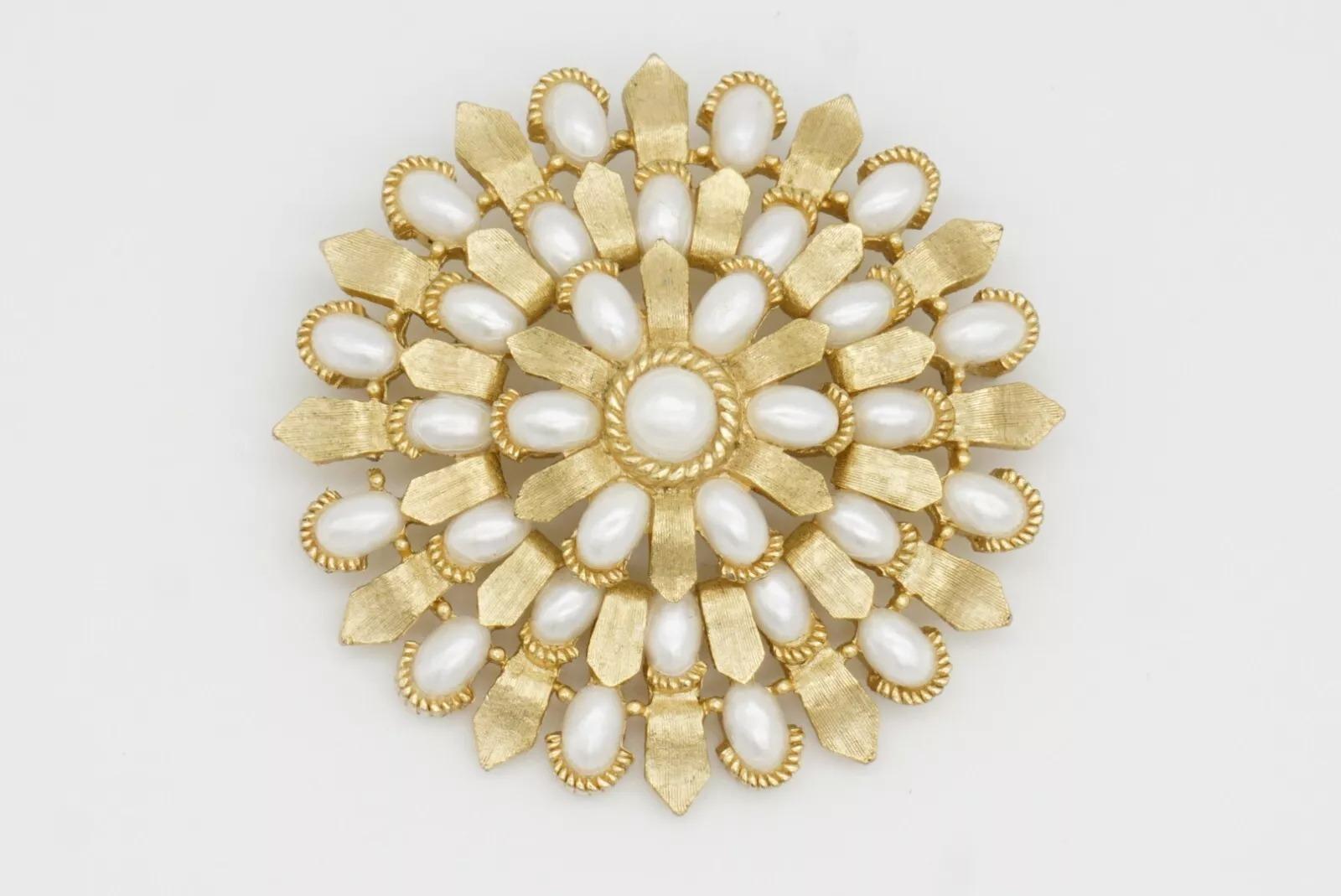 Crown Trifari 1950s Large Round Wreath Flower Whole Oval Pearls Openwork Brooch im Angebot 9