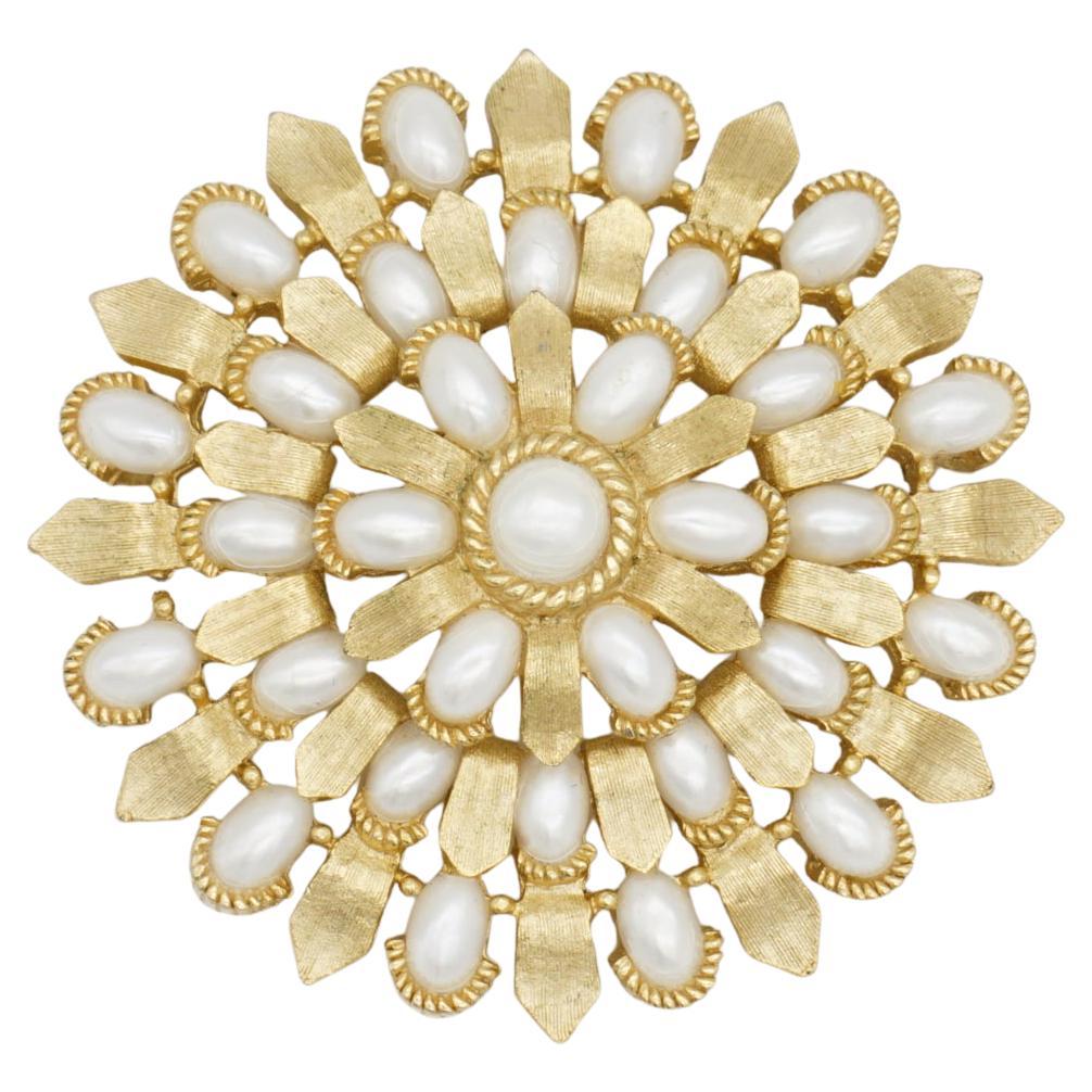 Crown Trifari 1950s Vintage Large Round Circle Wreath Flower Whole Oval Pearls Double Layer Openwork Dome Elegant Brooch, Gold Tone

Very good condition. Very light scratches, since over 70 years, barely noticeable. 100% genuine.

A very beautiful
