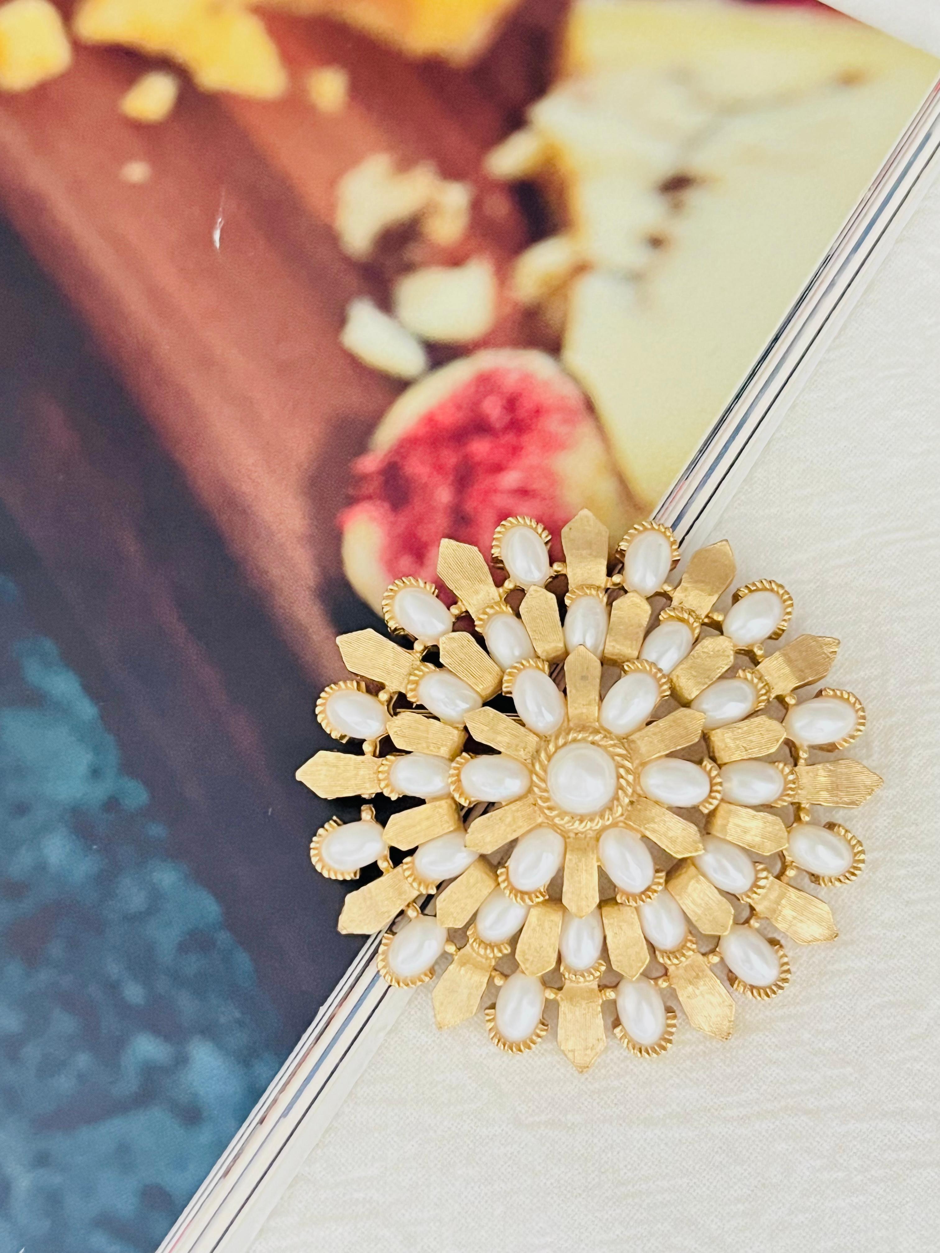 Crown Trifari 1950s Large Round Wreath Flower Whole Oval Pearls Openwork Brooch (Art déco) im Angebot